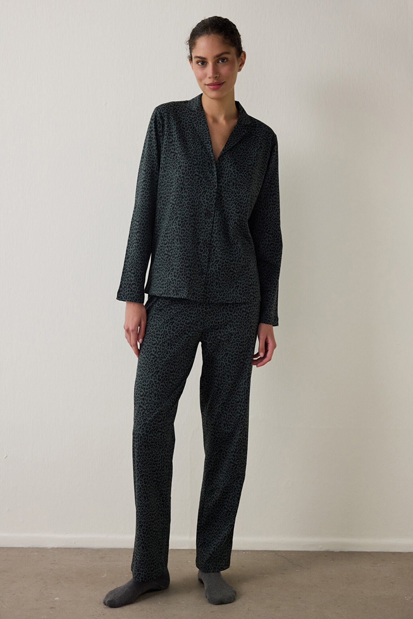 Penti Conjunto de camisa y pantal&oacute;n de manga larga con estampado de leopardo oscuro