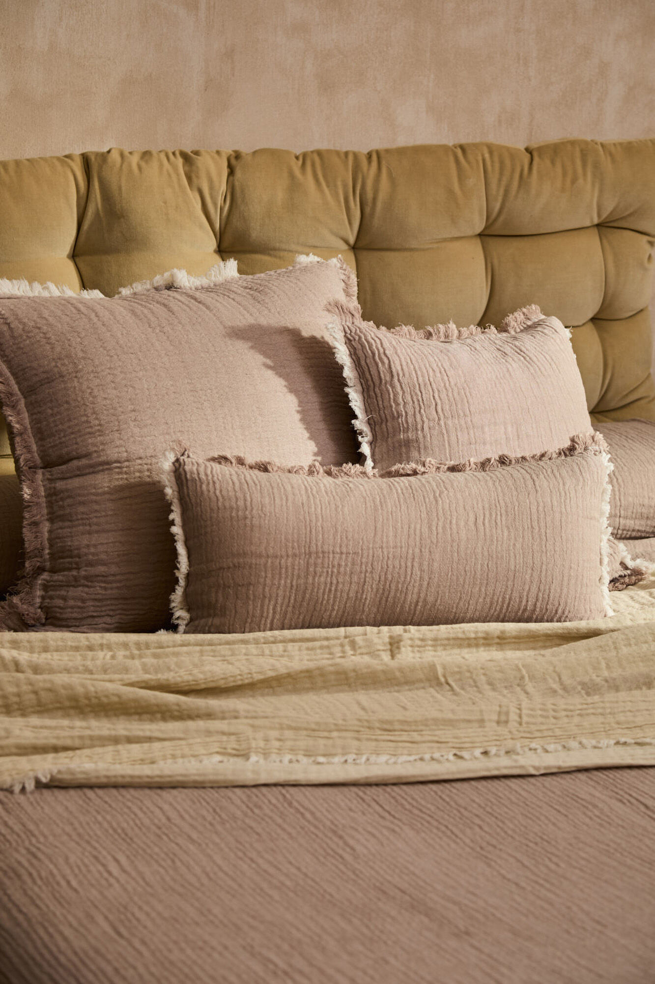 Calma House Capa de almofada quadrada de musselina de algod&atilde;o em tons de pedra