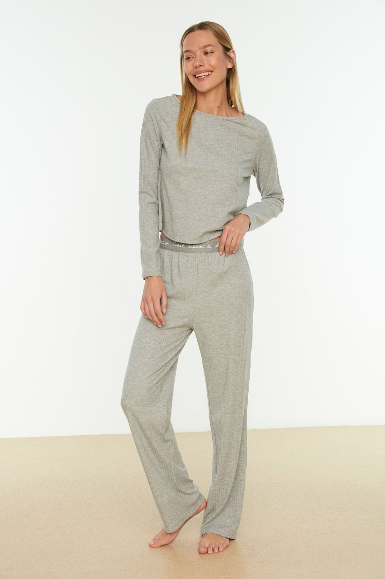 Trendyol Conjunto pijama canal&eacute; gris