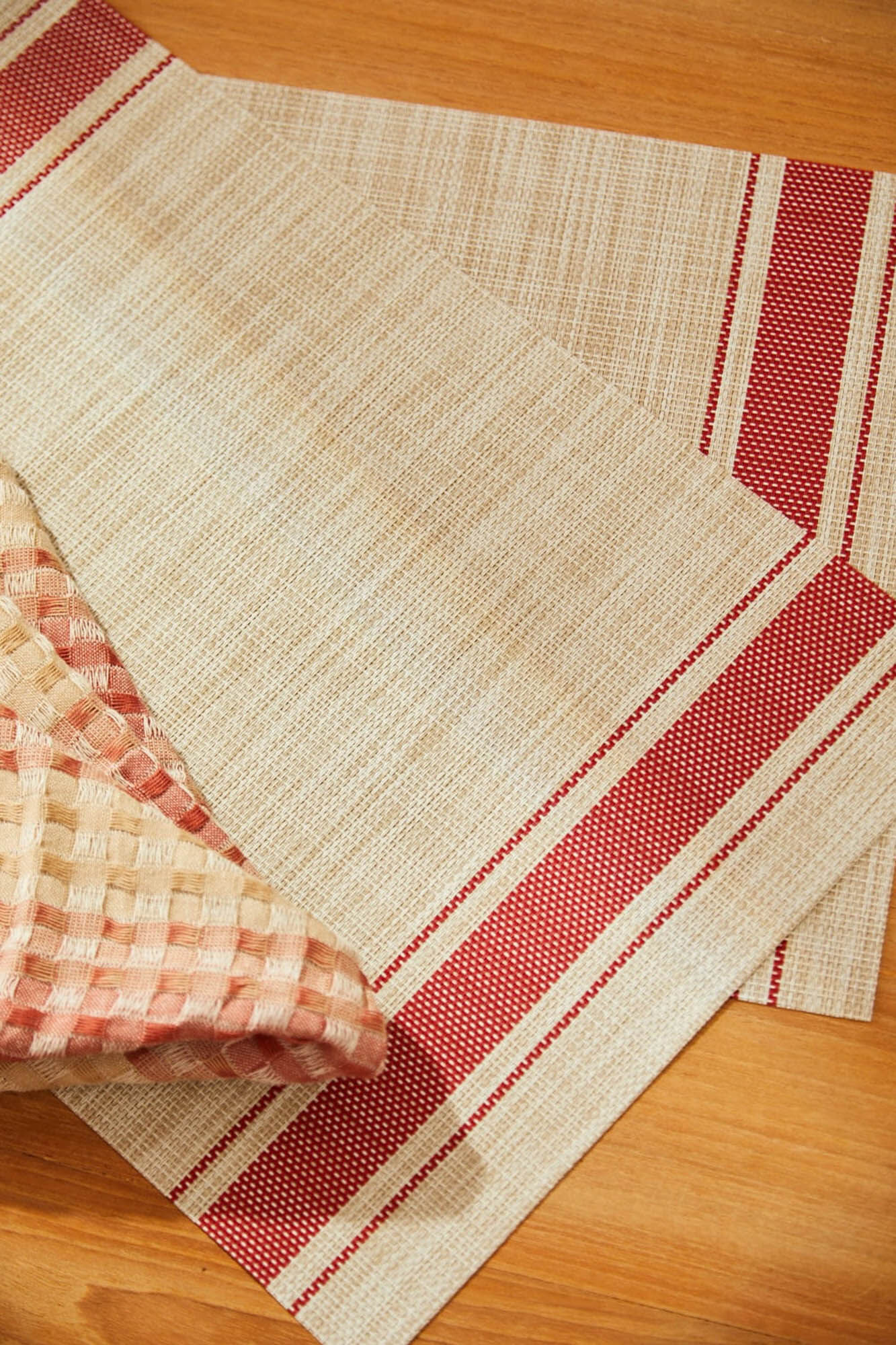 Calma House Individual de mesa antimanchas tran&ccedil;ado &agrave;s riscas vermelhas Pla