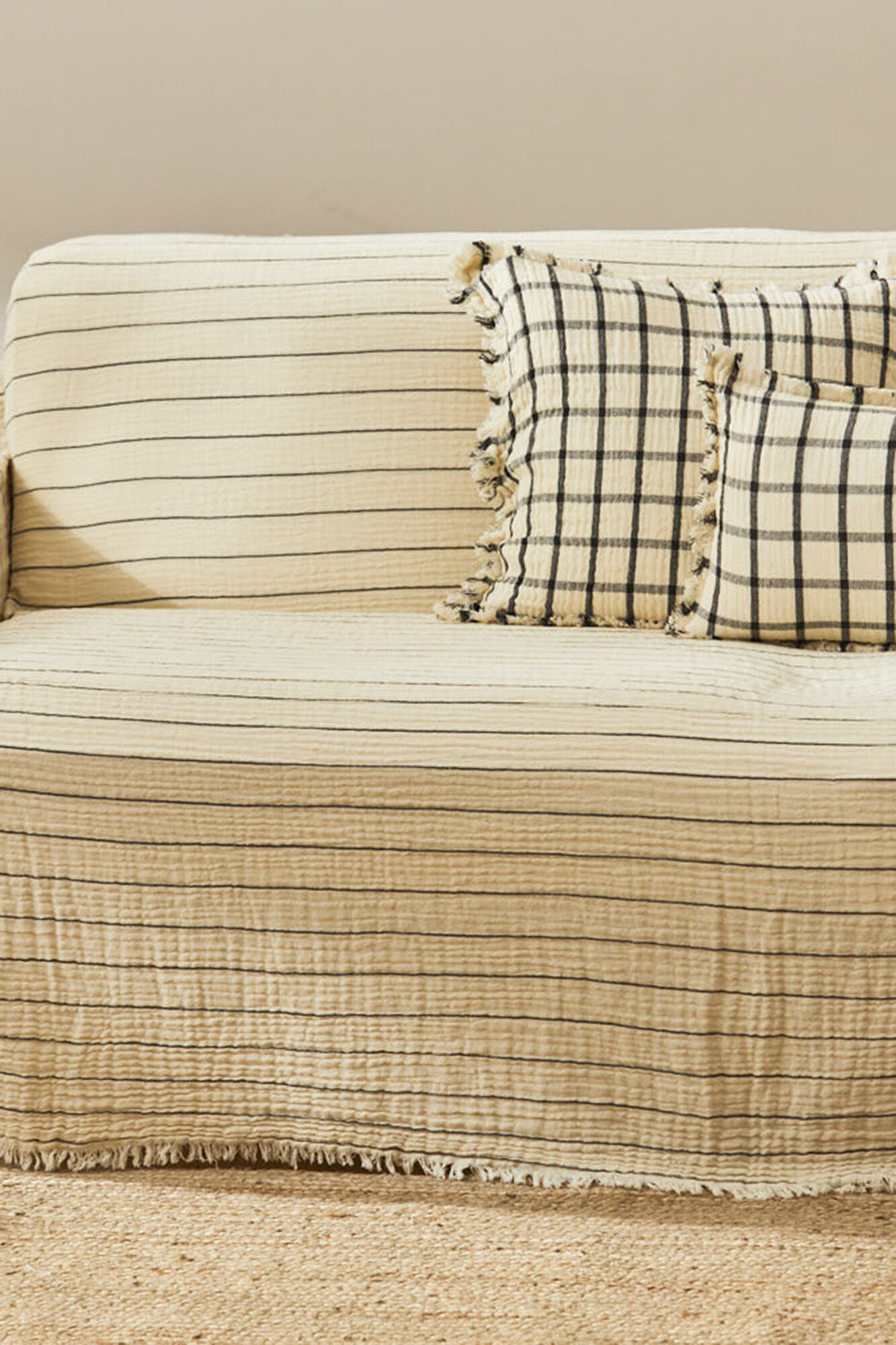 Calma House Tagesdecke aus Musselin mit d&uuml;nnen Streifen Gratto