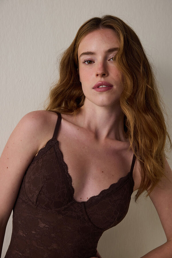 Penti Body con aros y encaje floral. marr&oacute;n