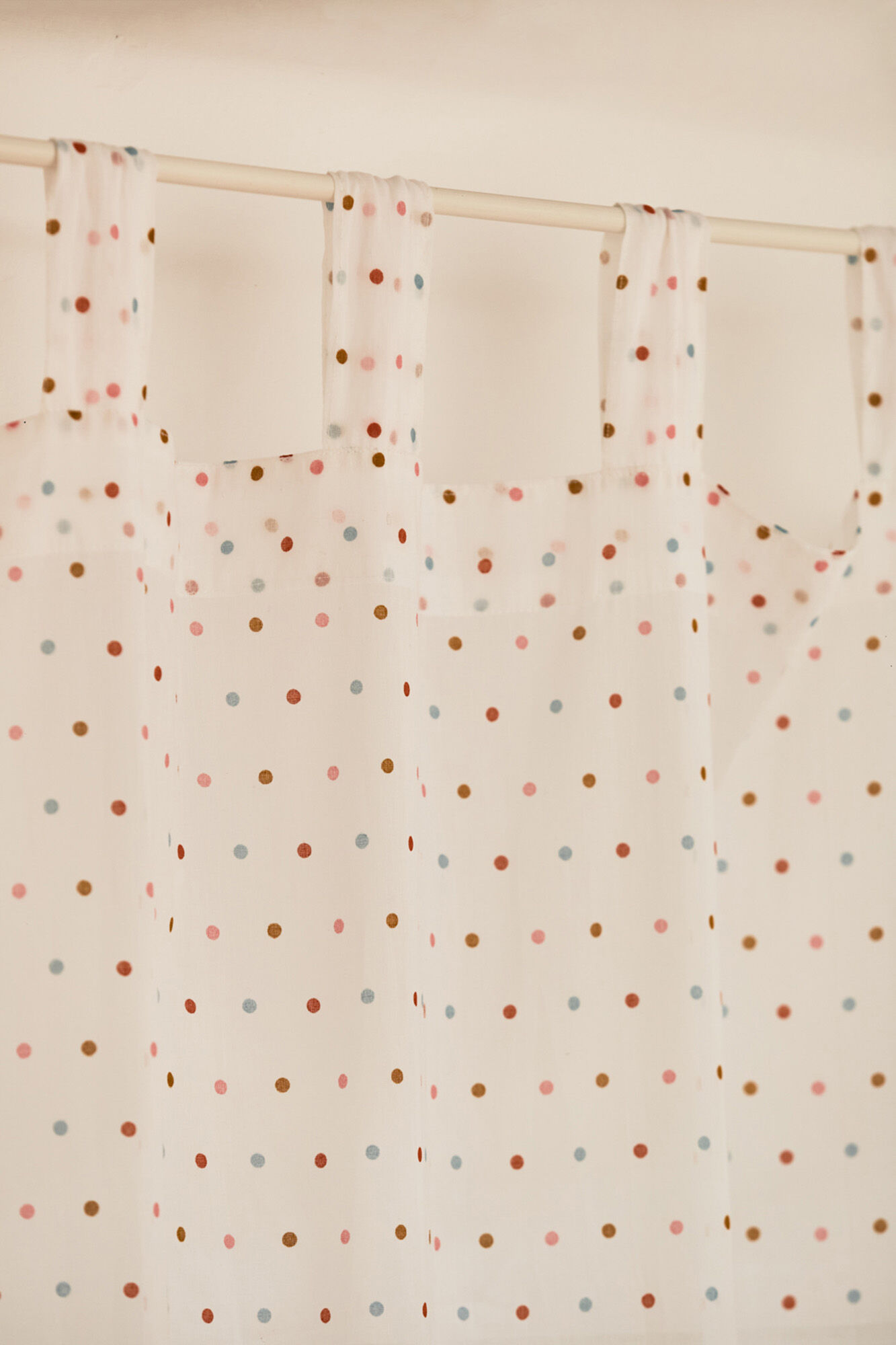 Calma House Cortina de algod&oacute;n con topos multicolor Plumeti