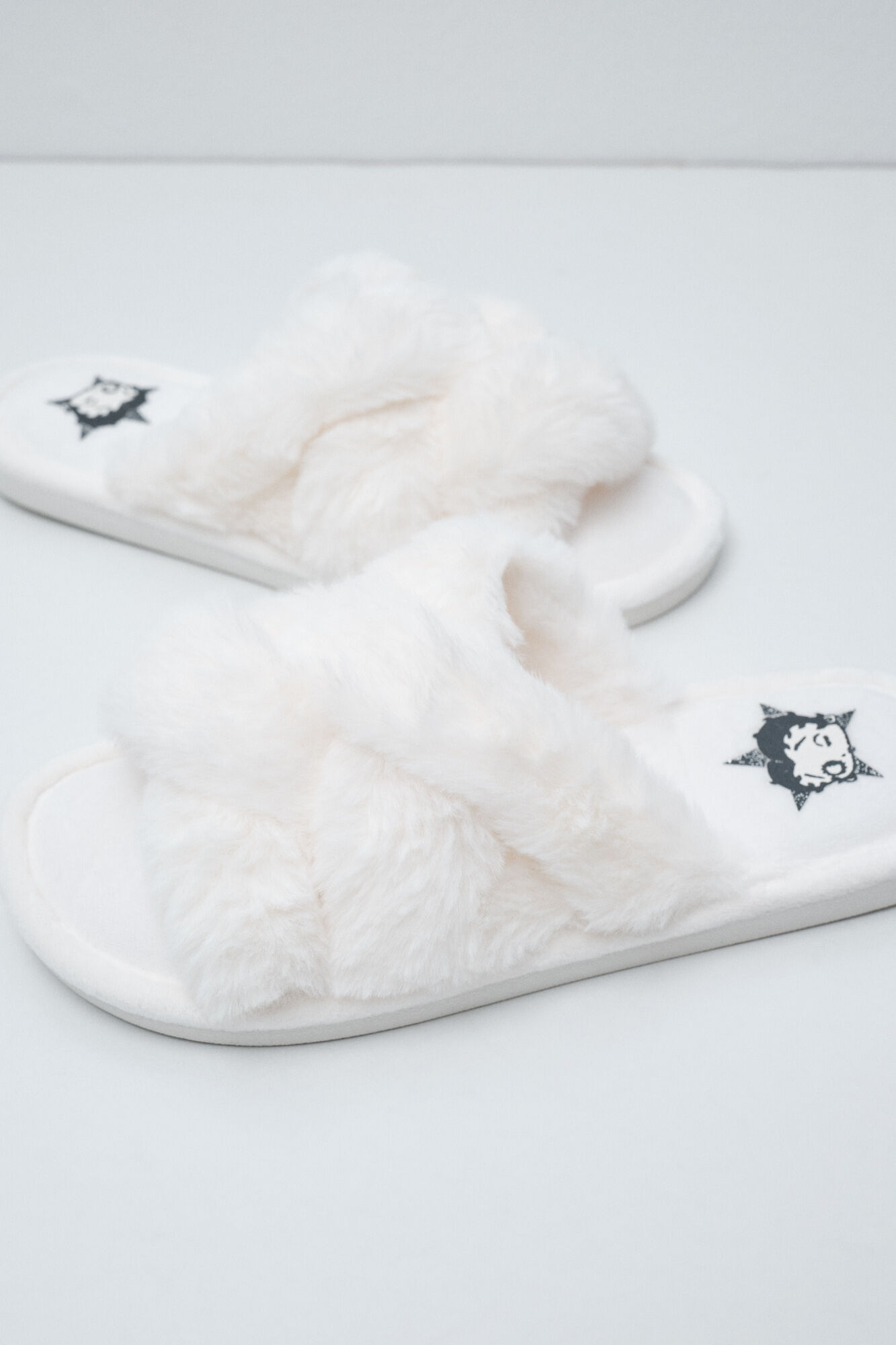 Women'secret White plush Snoopy slippers