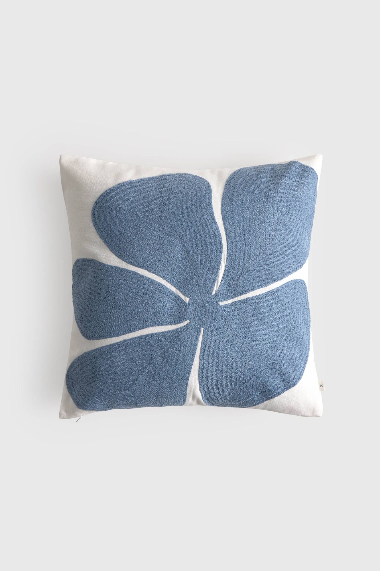 Textura Capa de almofada em algod&atilde;o com flor bordada