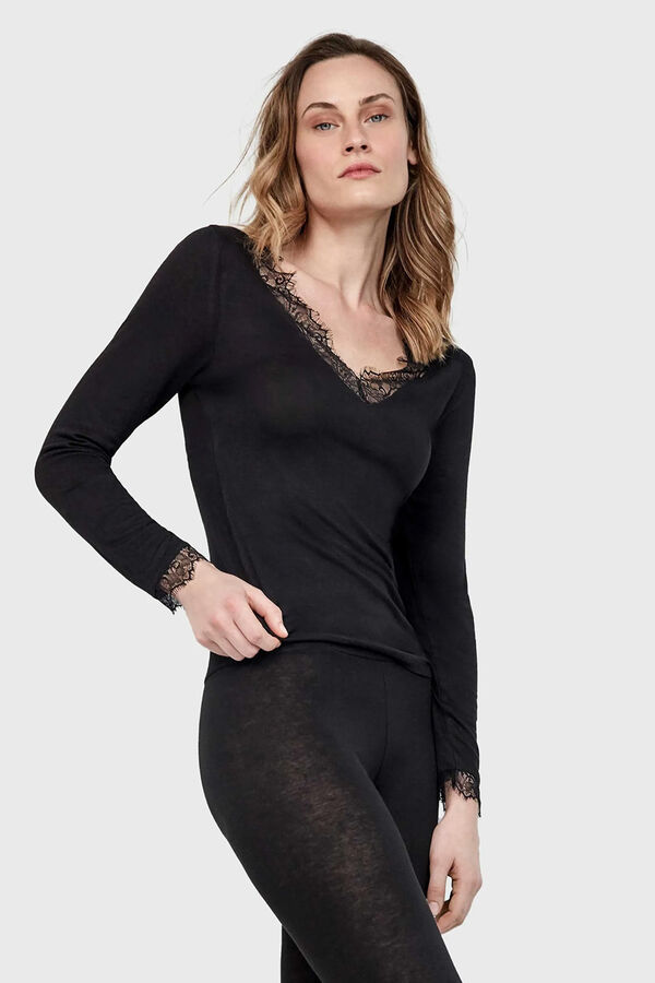 Gisela Thermal V neck T-shirt with lace black