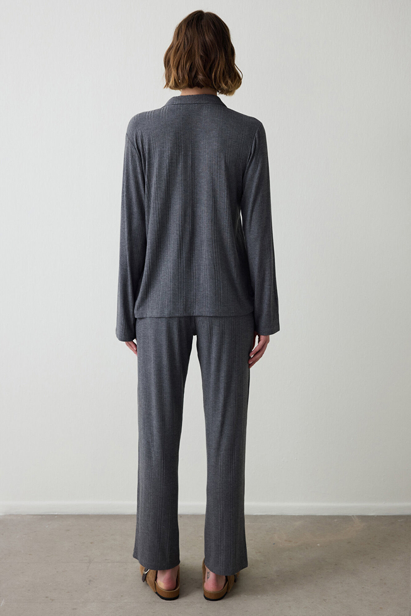 Penti Conjunto de camiseta y pantal&oacute;n gris liso con canal&eacute;