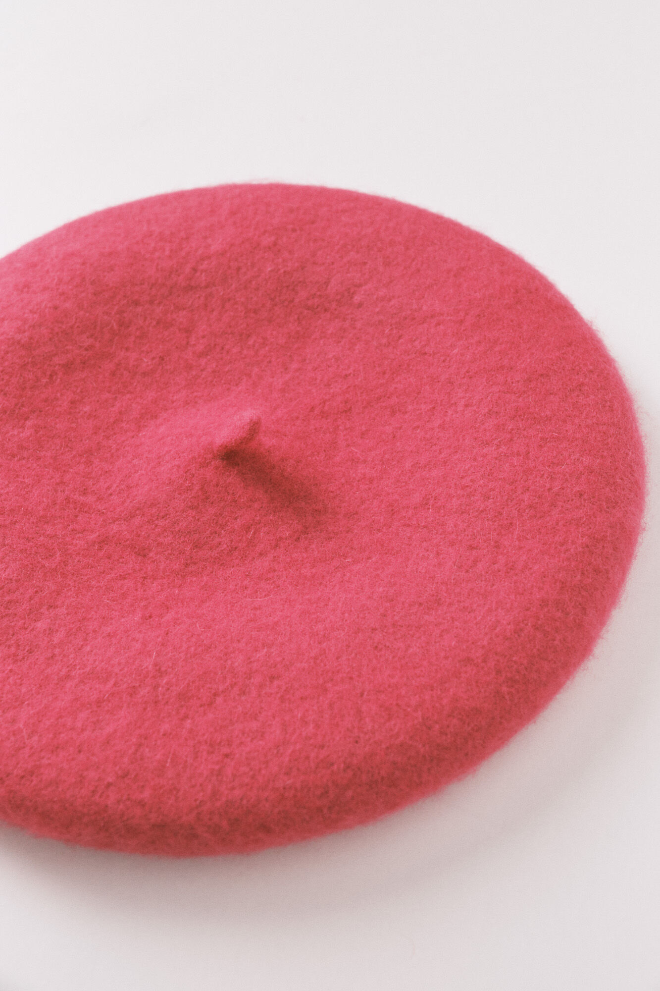 Women'secret Crvena kapa u stilu beretke