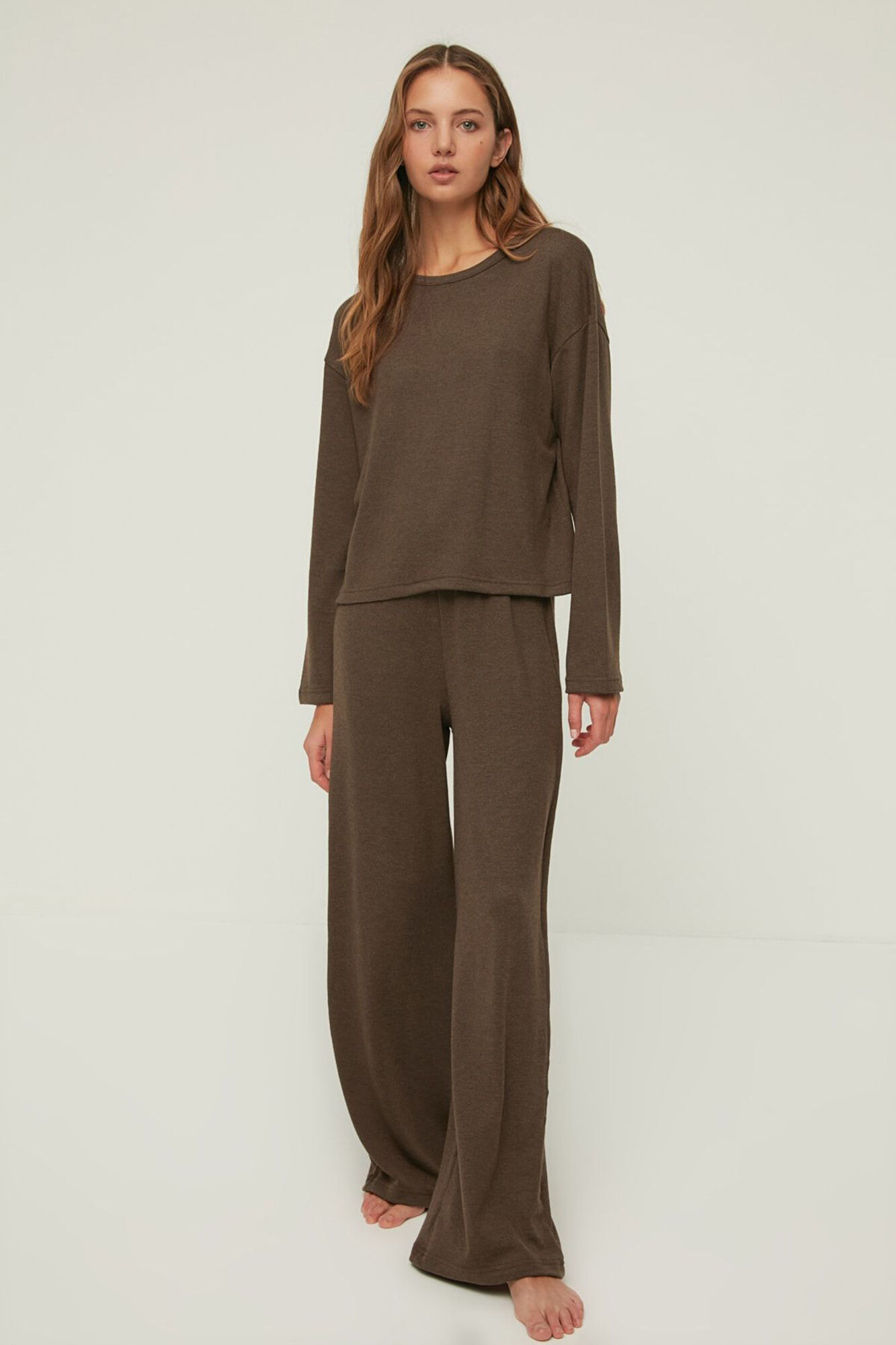 Trendyol Conjunto pijama largo invierno marr&oacute;n