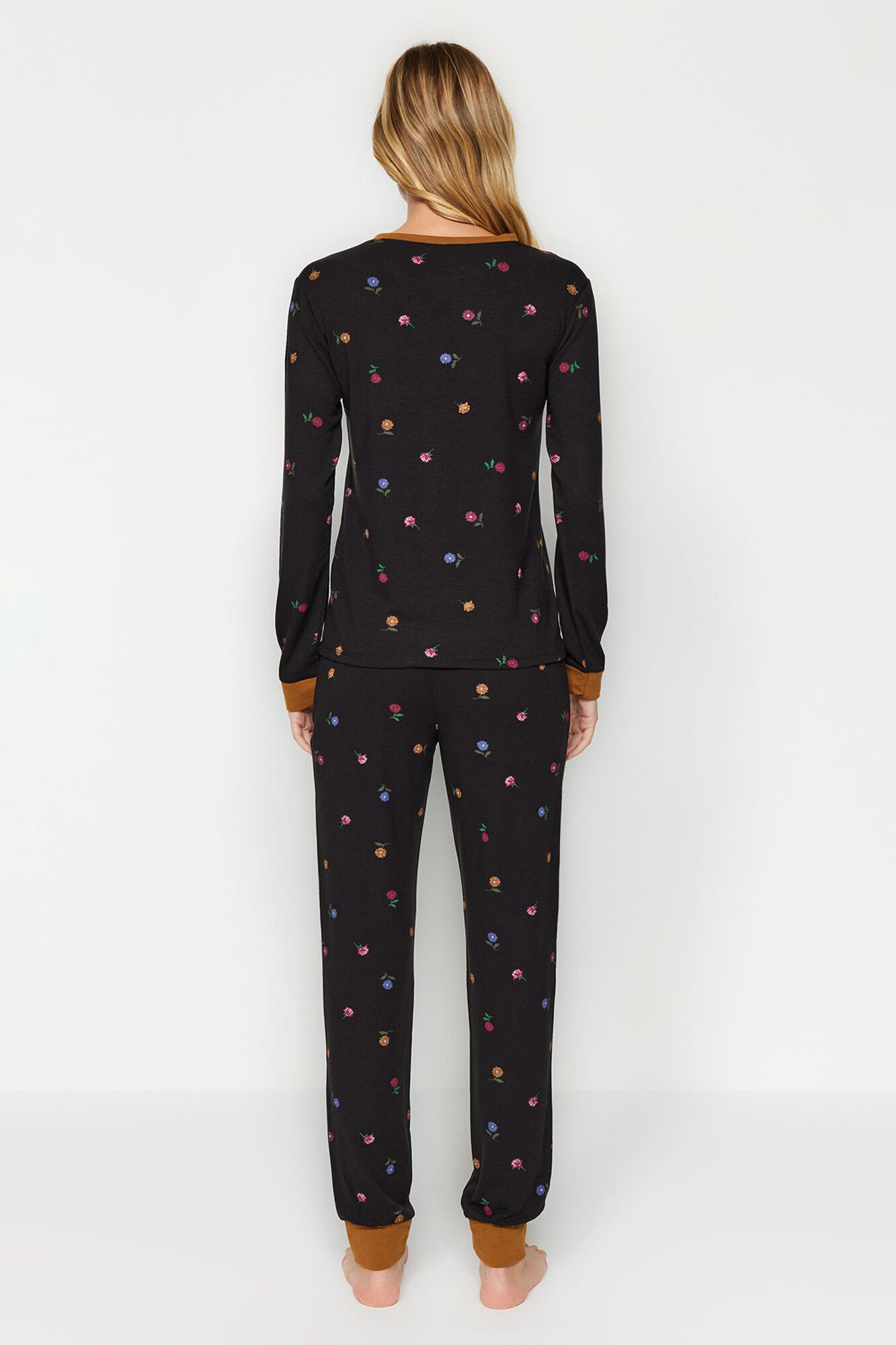 Trendyol Conjunto pijama jogger negro estampado floral&nbsp;&nbsp;