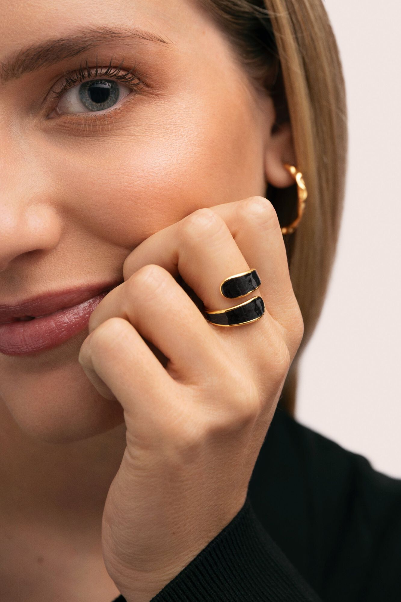 Singularu Ring Abbraccio Black aus vergoldetem Stahl