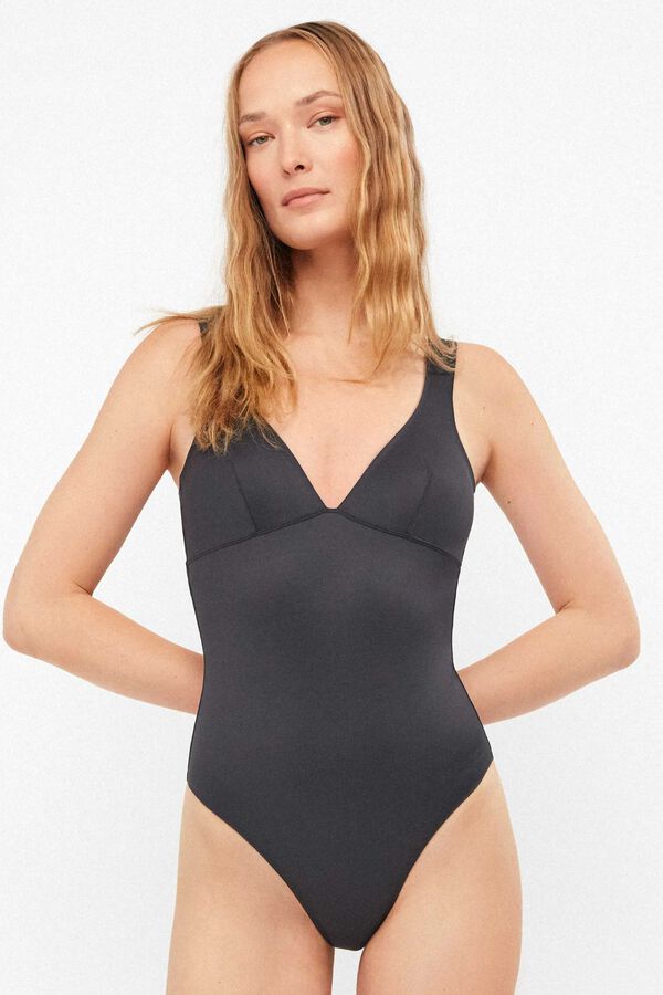 Gisela Ba&ntilde;ador sin aro corte l&aacute;ser negro