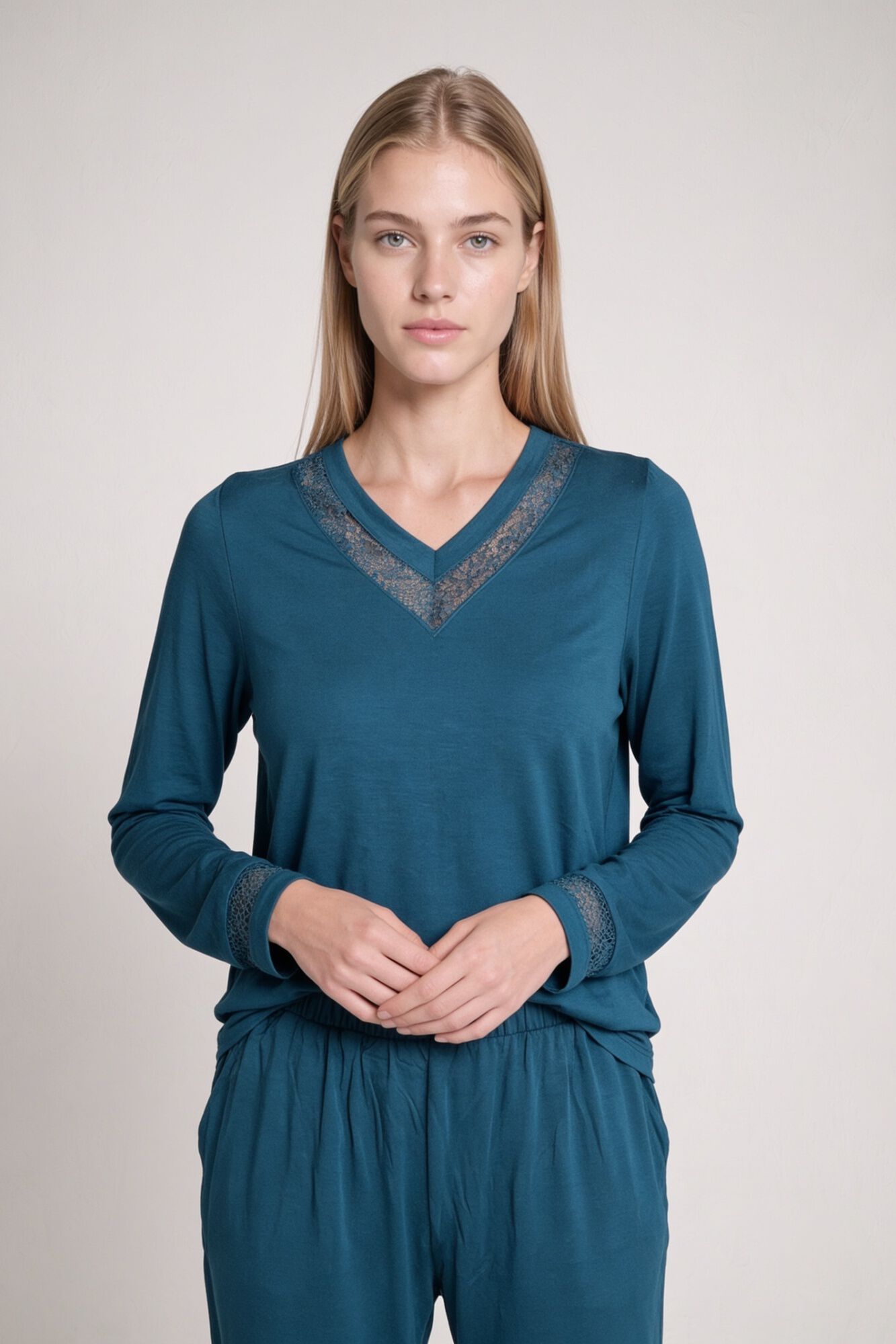 Gisela Long pyjamas with lace details