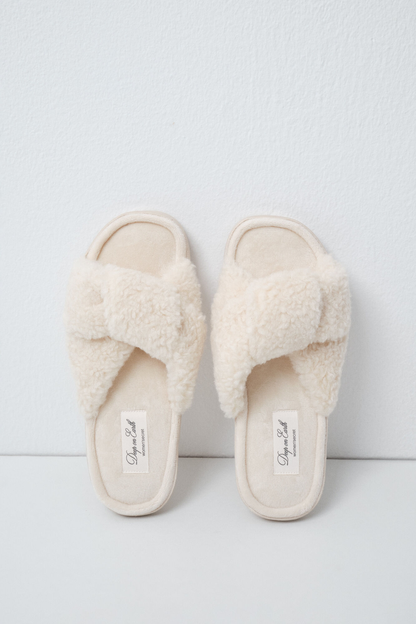 Women'secret White faux shearling knot slippers
