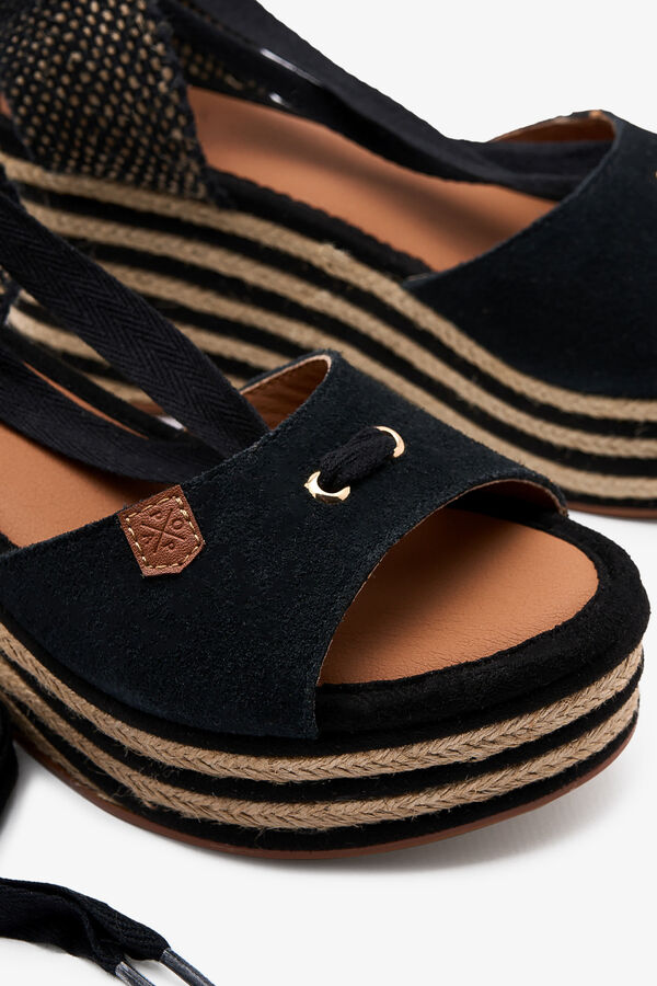 Popa Valdes alacsony vel&uacute;r &eacute;ktalp&uacute; szand&aacute;l fekete