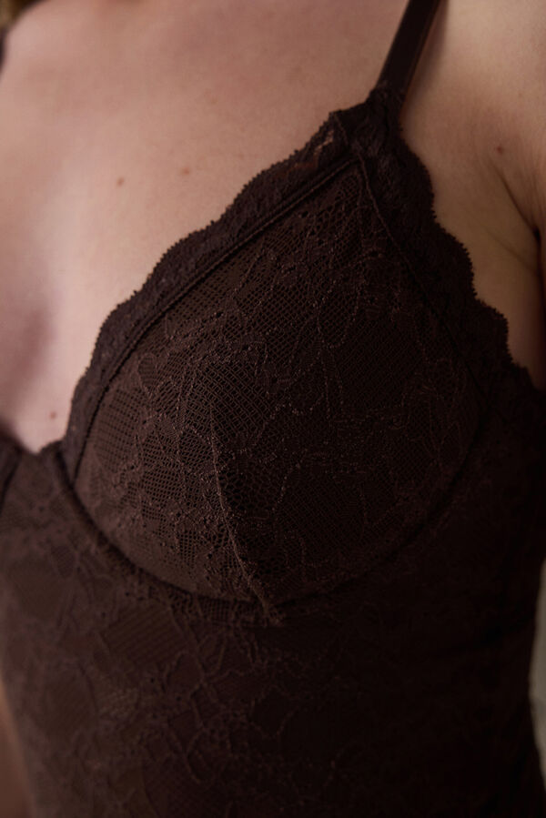 Penti Body con aros y encaje floral. marr&oacute;n