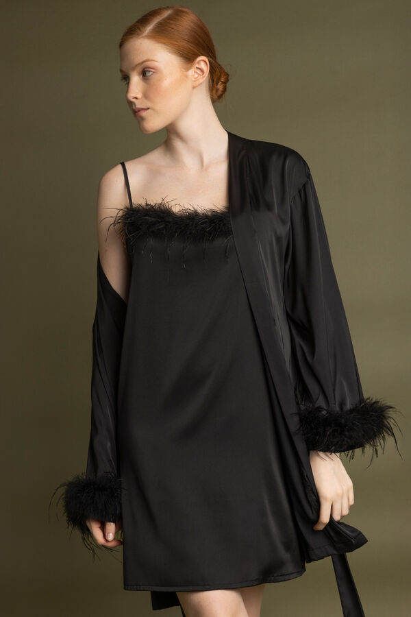 Admas Camis&oacute;n sat&eacute;n detalle plumas marab&uacute; luxe&nbsp; negro