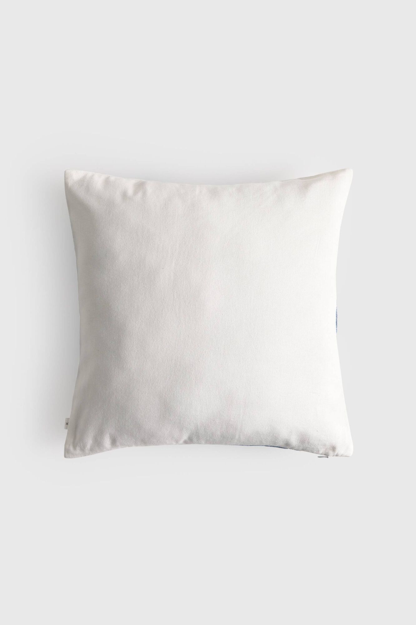 Textura Capa de almofada em algod&atilde;o com flor bordada