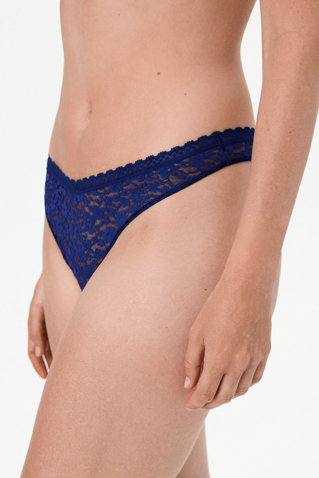 Penti Tanga floral em renda azul-marinho