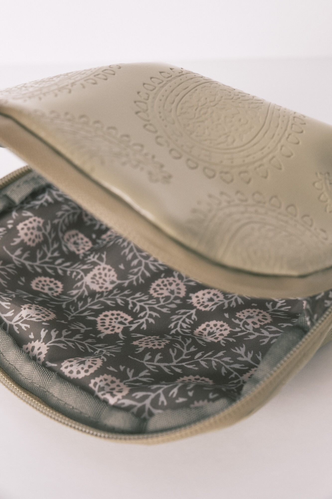 Women'secret Small khaki vanity case leather toiletry bag 