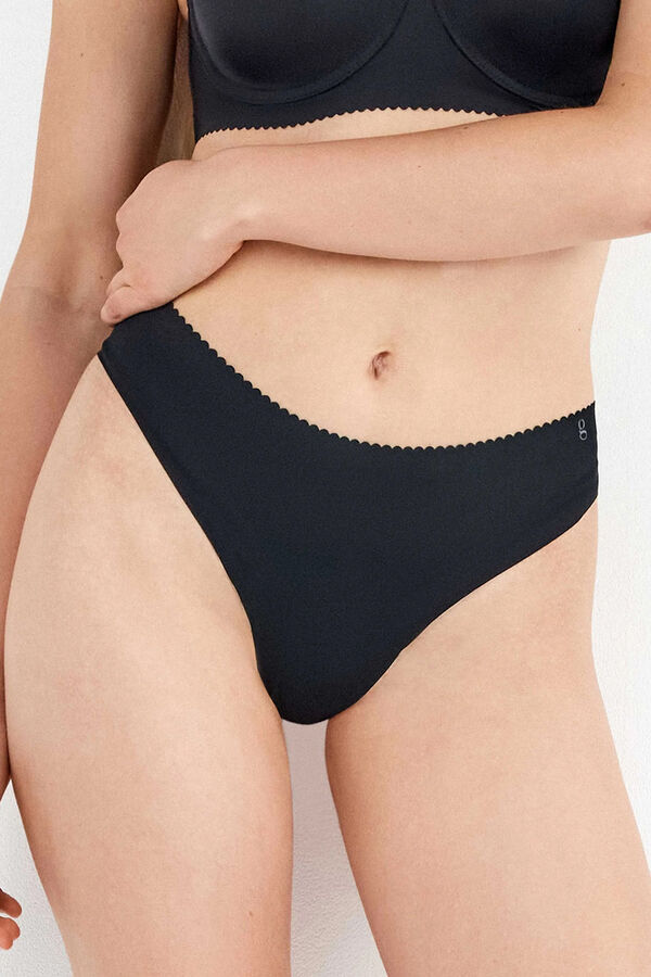 Gisela Braga tanga invisible microfibra negro