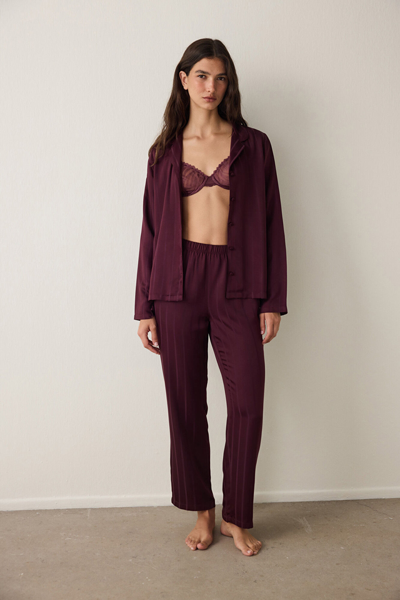 Penti Conjunto de camisa e cal&ccedil;a de cetim marrom