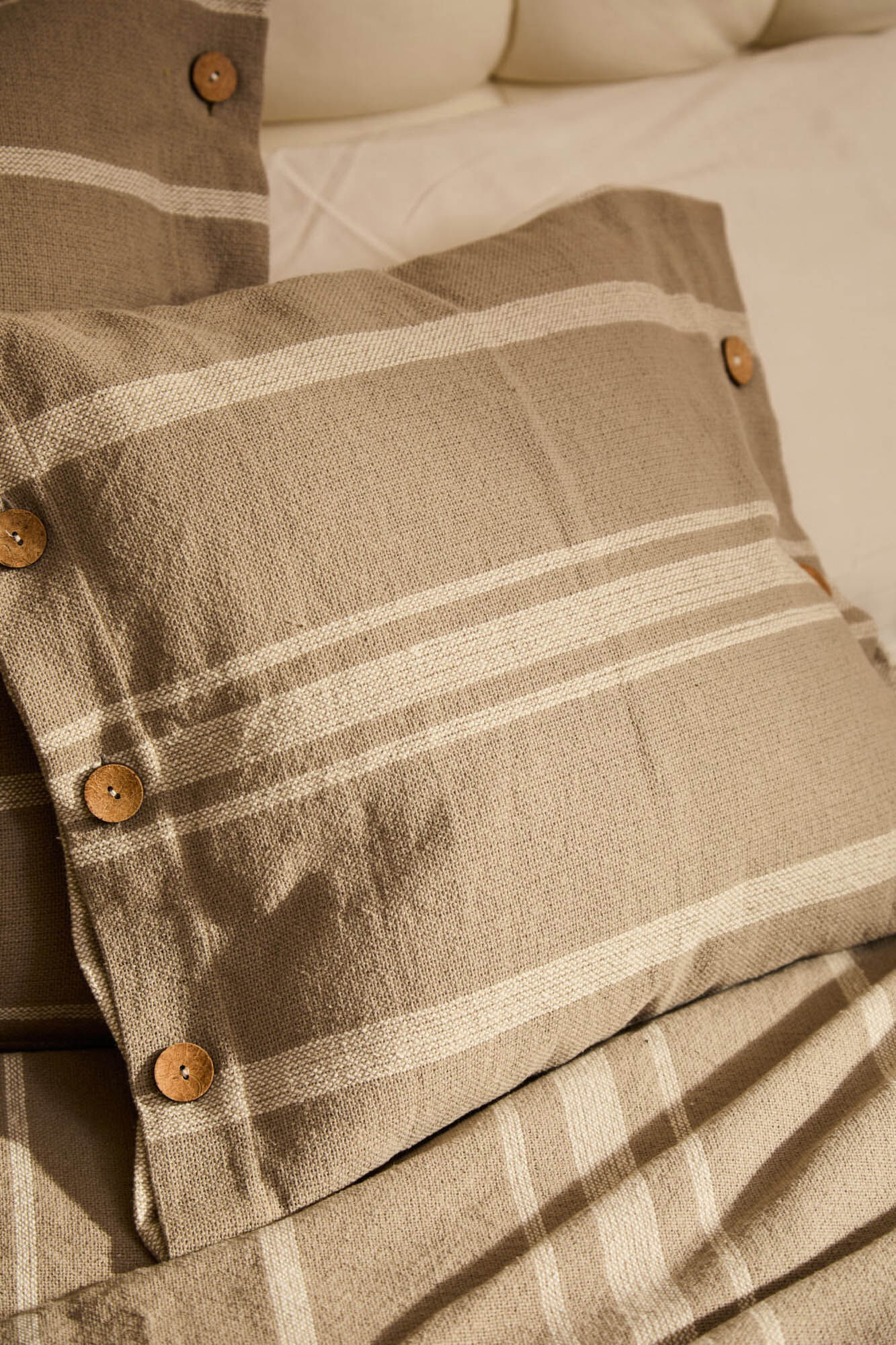 Calma House Funda de coj&iacute;n cuadrada a rayas crudas con botones Sorento