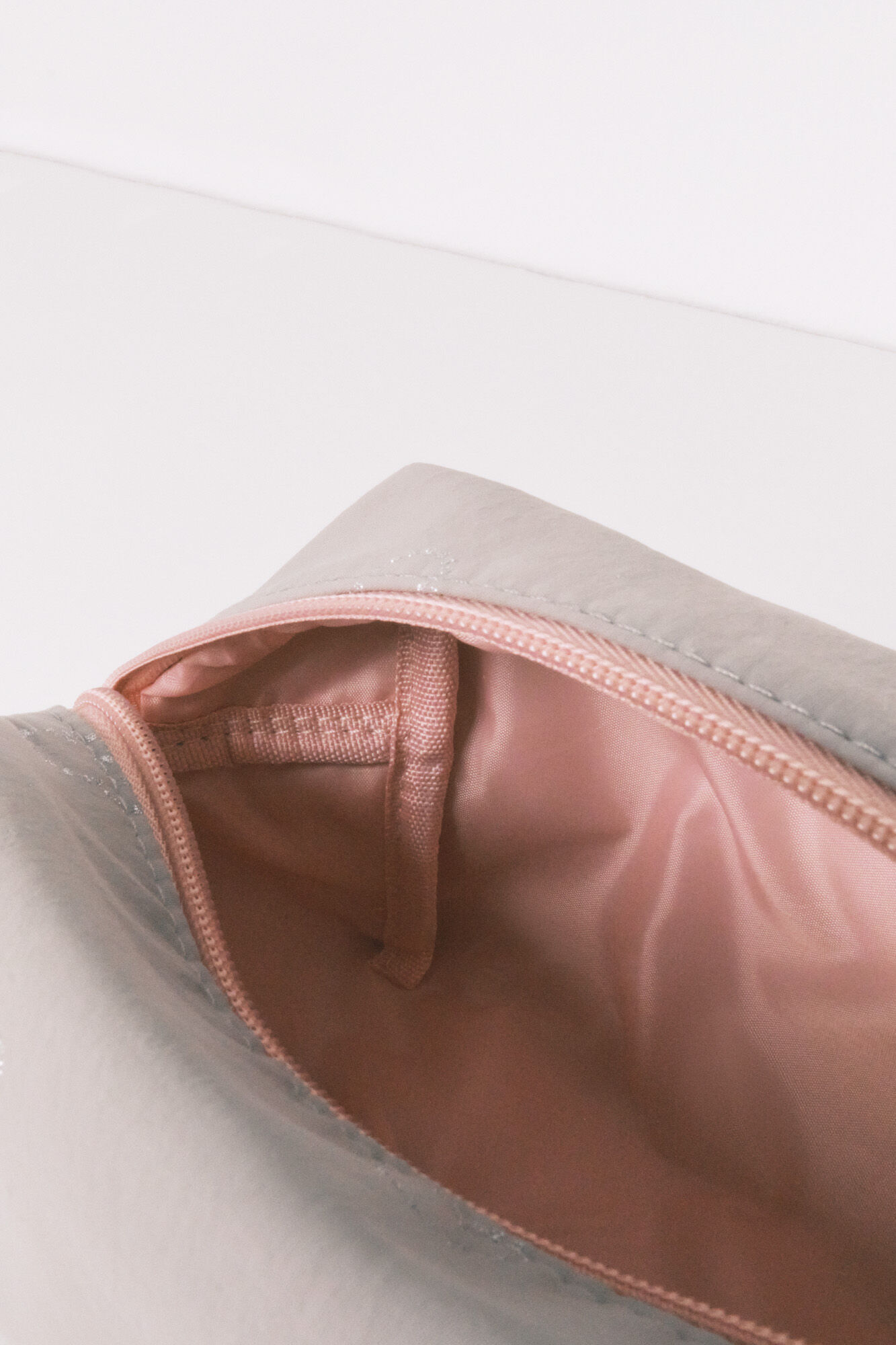 Women'secret Srednji sivi neseser sa Mickey printom i &scaron;ljokicama