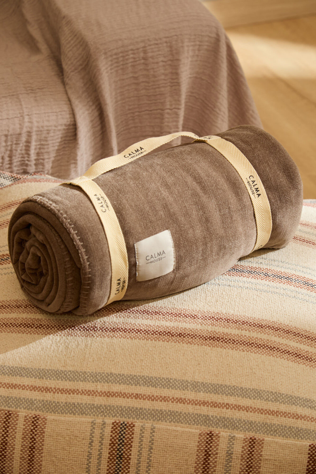 Calma House Plaid calentito con pespunte marr&oacute;n Adel