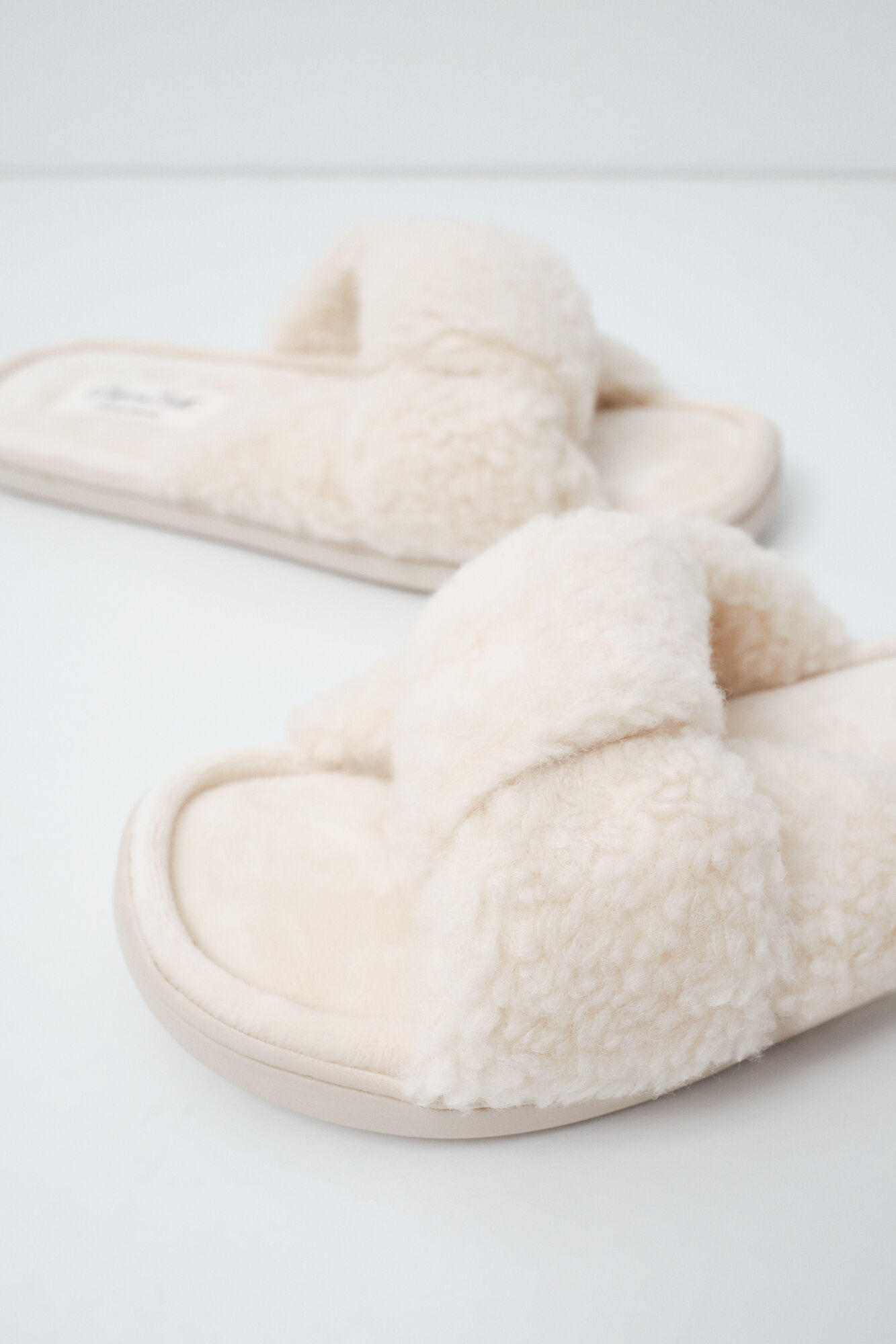Women'secret White faux shearling knot slippers