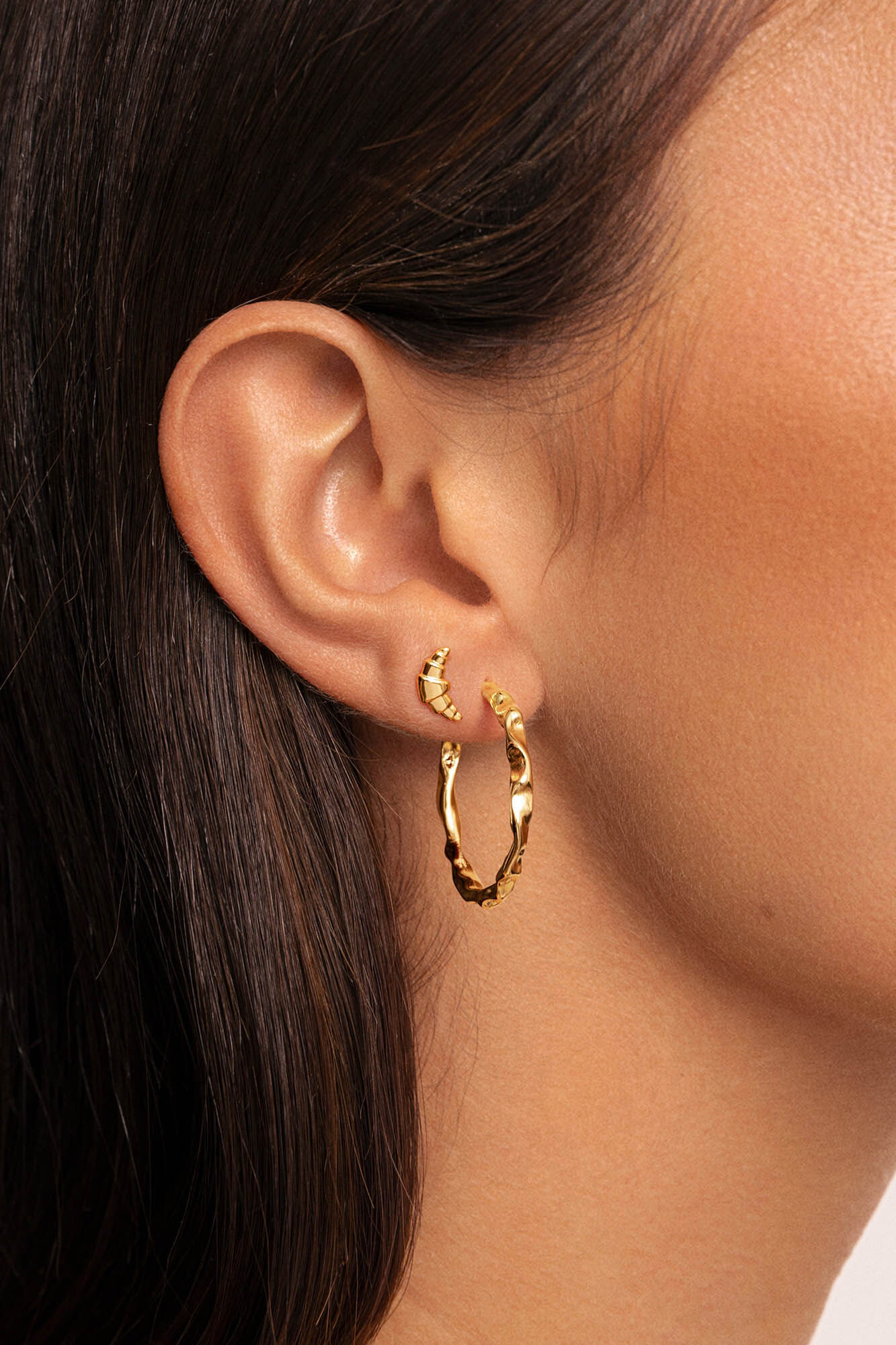 Singularu Lose Croissant-Ohrring vergoldet