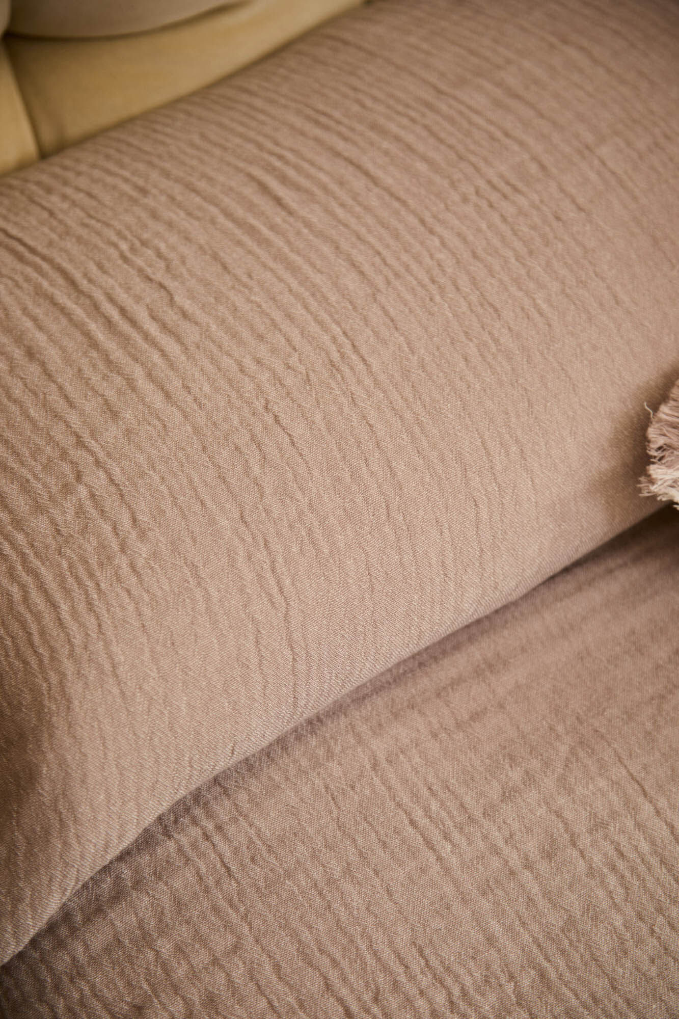 Calma House Tagesdecke aus Baumwollmusselin in Steinfarbe