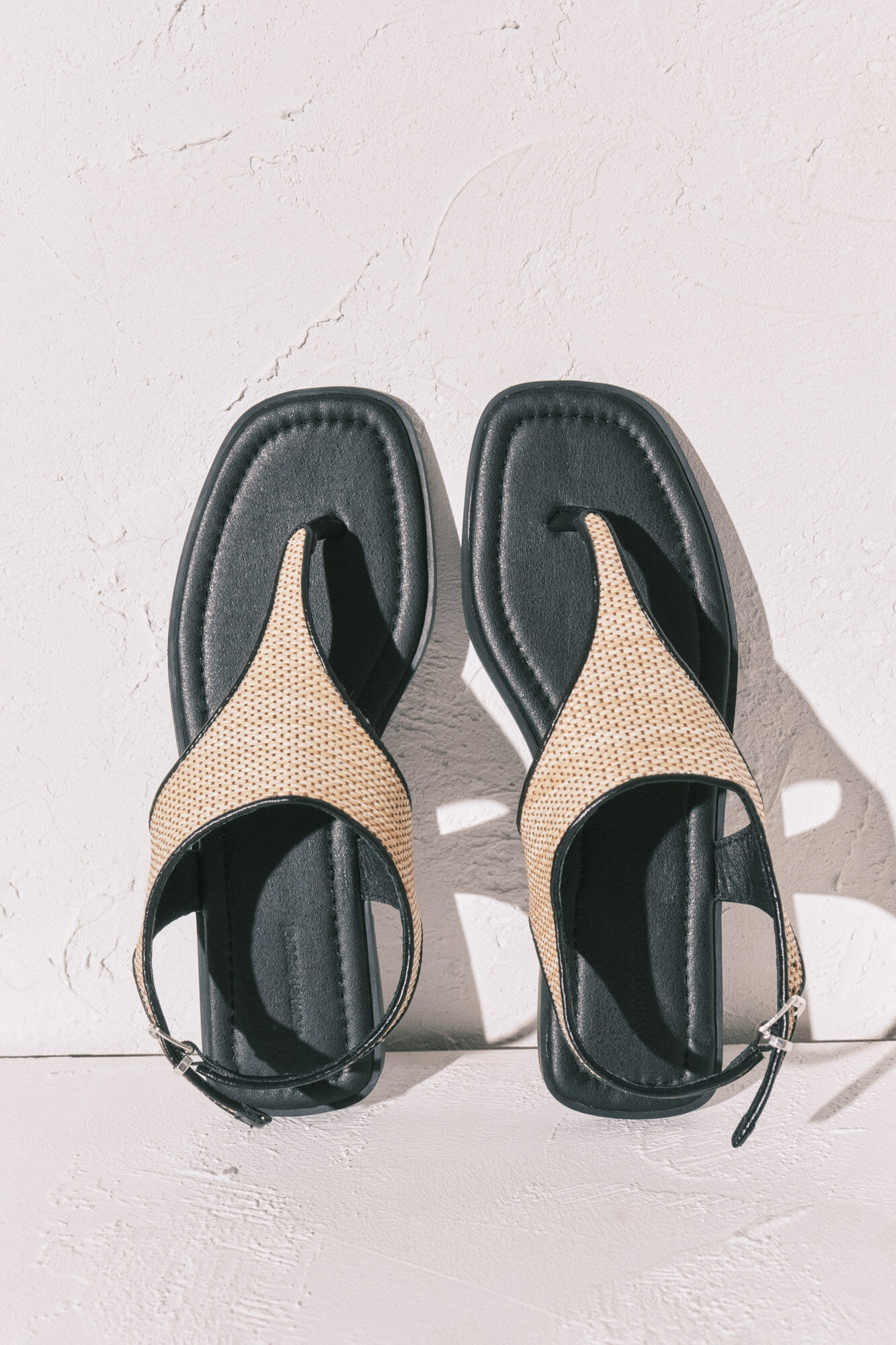 Women'secret Ravne sandale sa prstenom od rafije