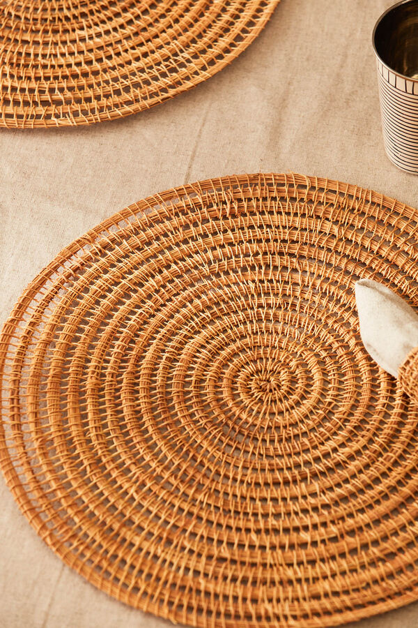 Calma House Togo round natural fibre placemat nude