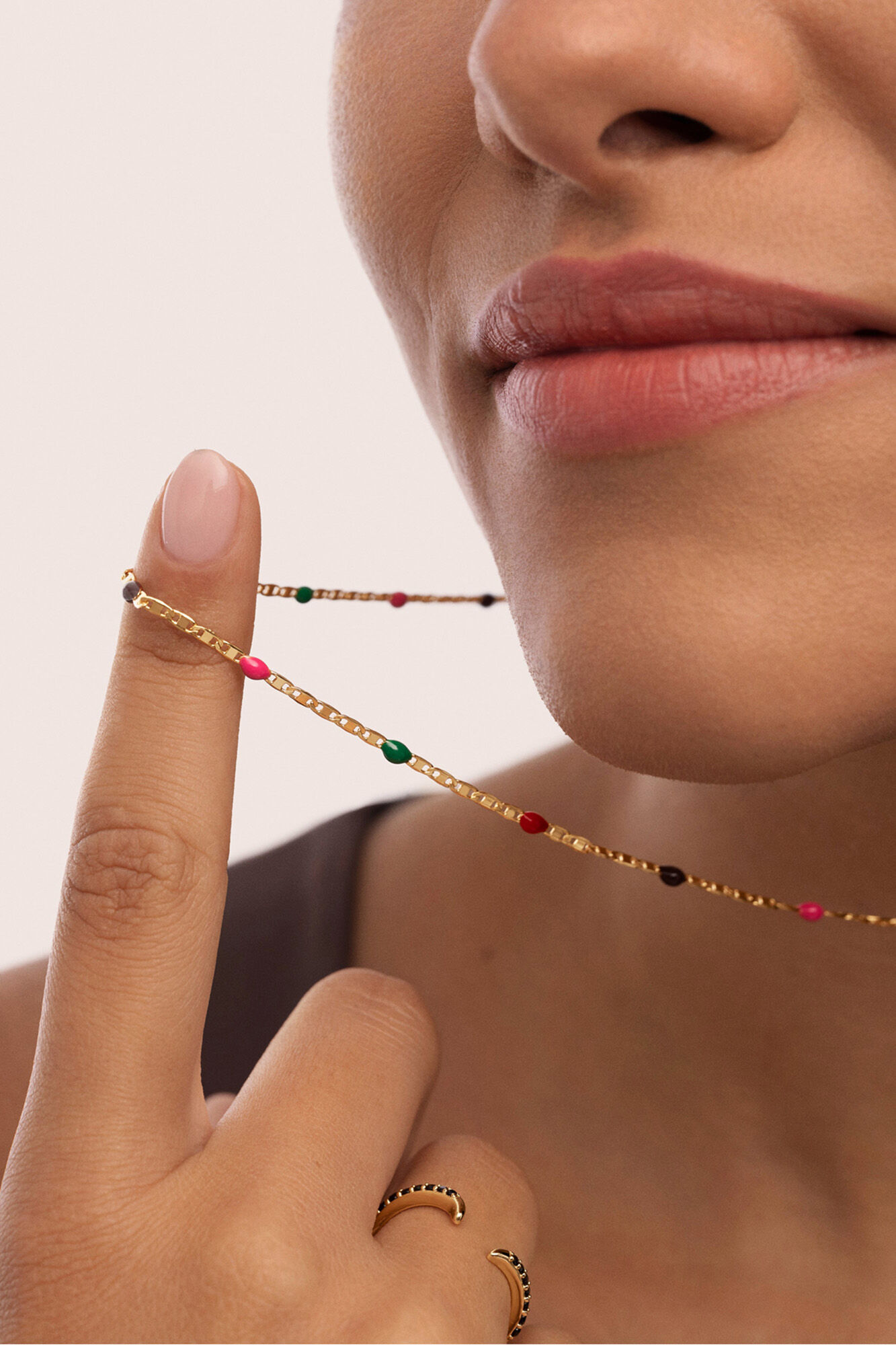 Singularu Halskette mit feiner Honig-Emaille, vergoldet