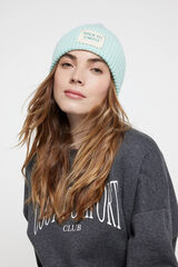 Pieces Gorro de malha e textura suave. Borda voltada e detalhe letras "Back to Earth". verde
