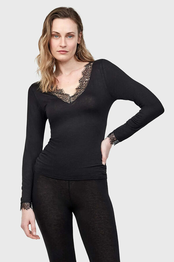 Gisela Thermal V neck T-shirt with lace black