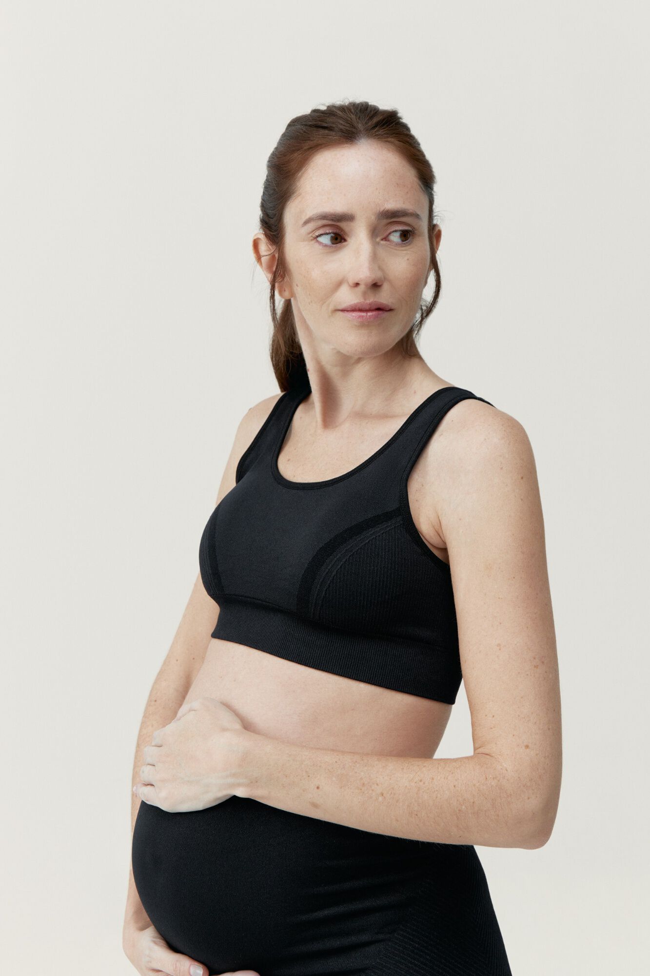 Born Living Yoga Schwarzes Top Mommy Line