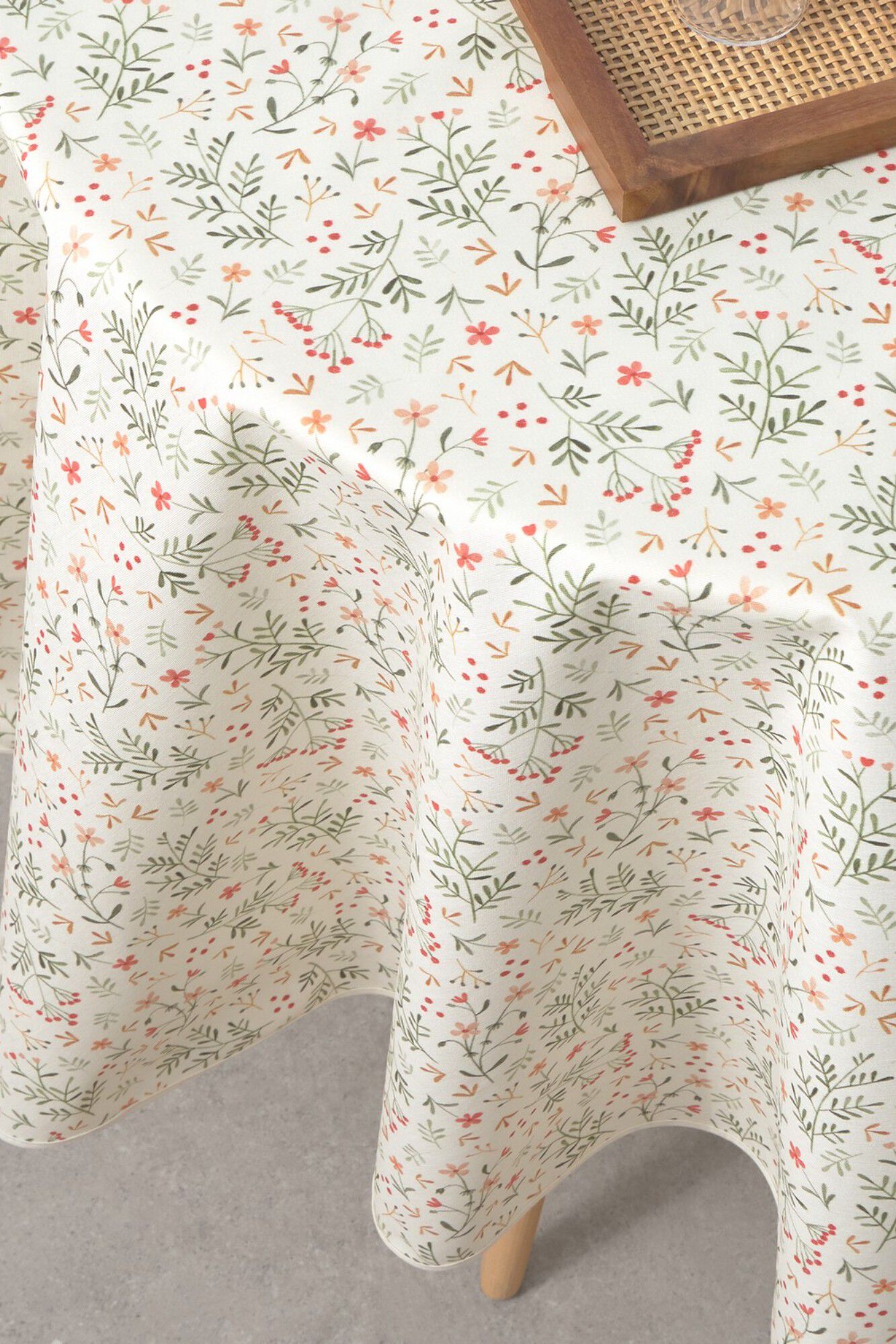 Textura Floral round resin-coated stain-resistant tablecloth