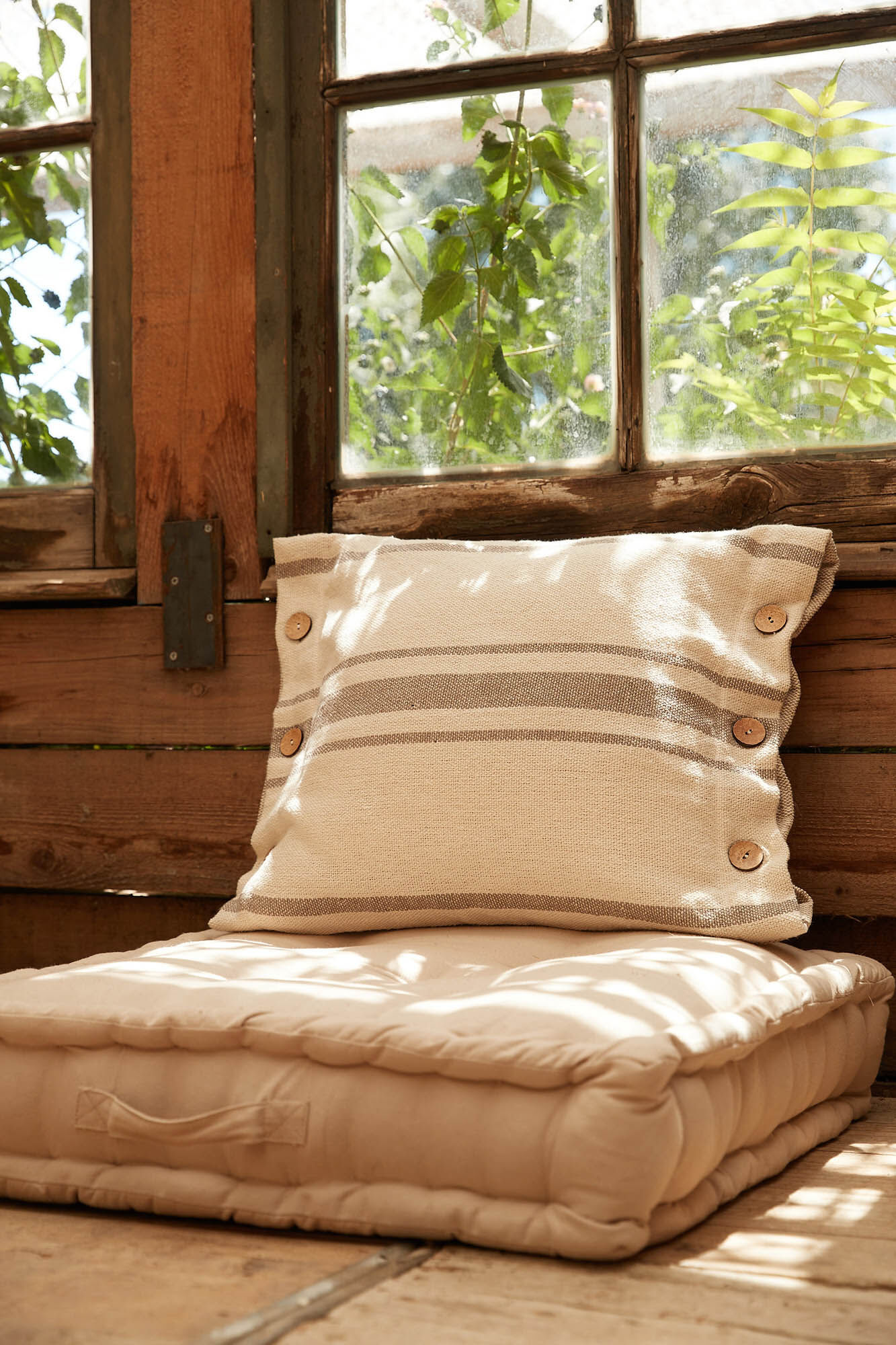 Calma House Funda de coj&iacute;n cuadrada a rayas beige con botones Sorento