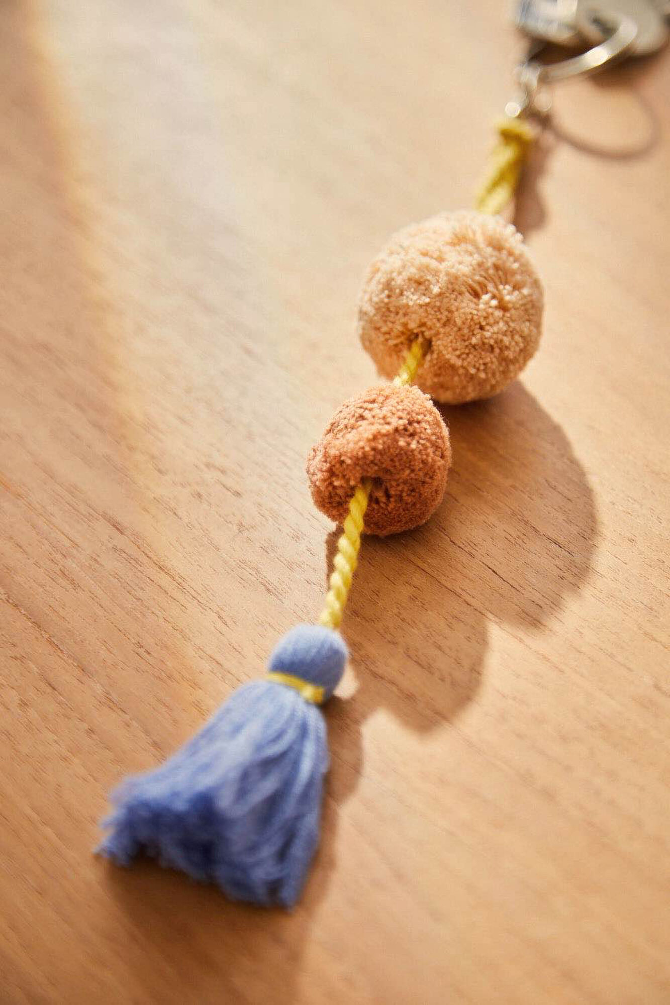 Calma House Blauer Pompon Schl&uuml;sselanh&auml;nger