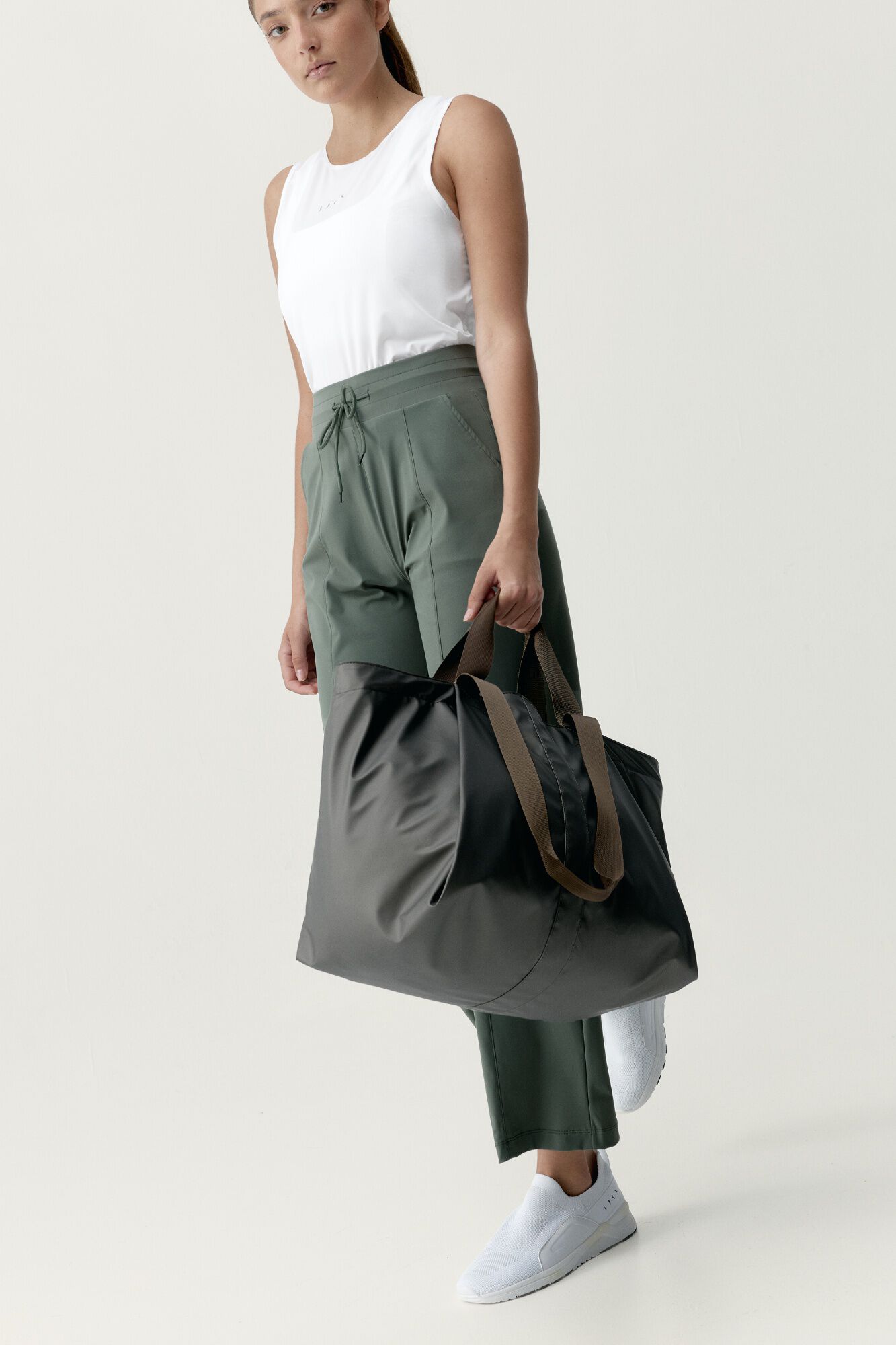 Born Living Yoga Khakifarbene Sporttasche RAGA