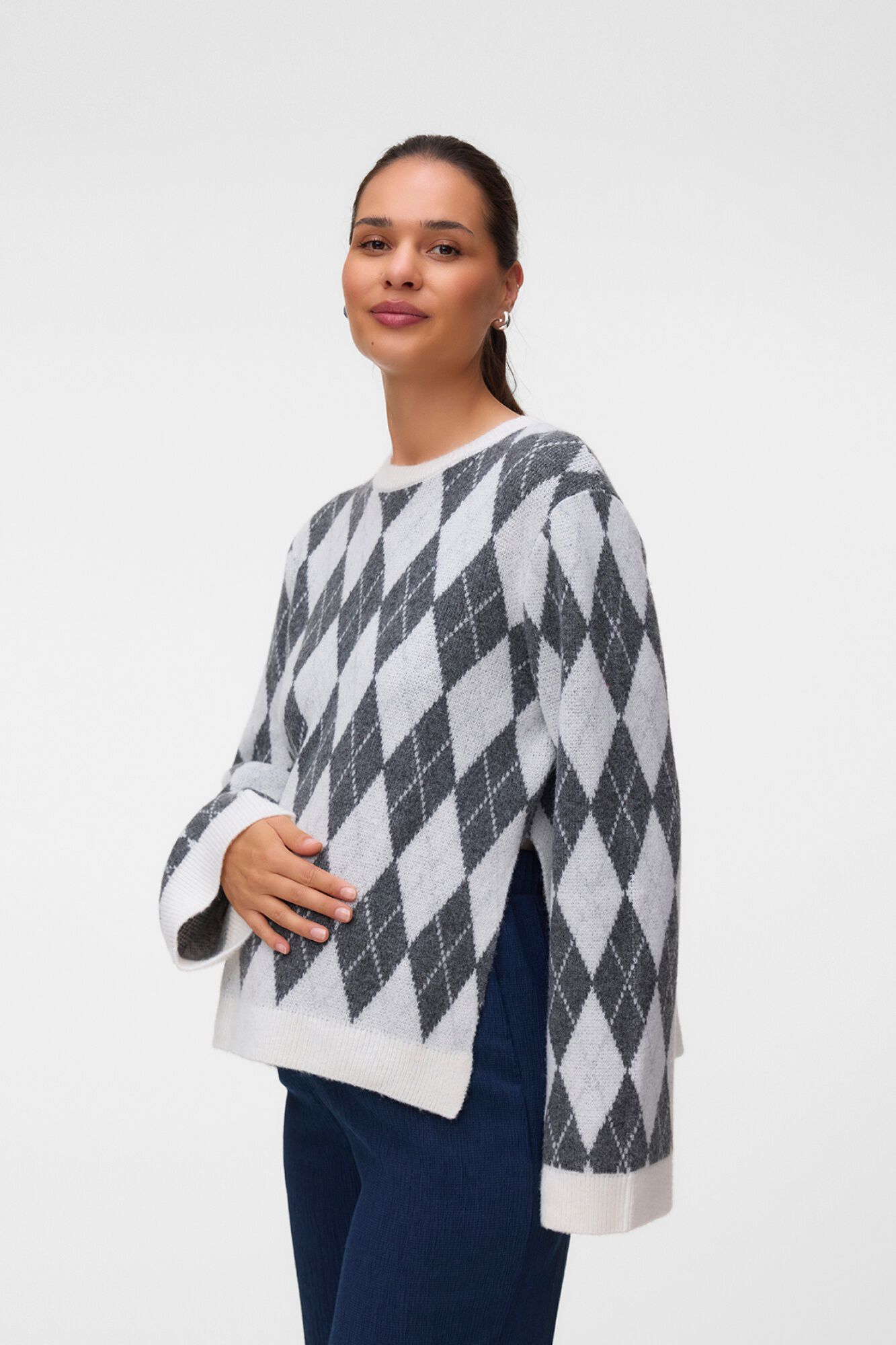 Mamalicious Umstands-Pullover mit Rautenmuster und Schlitzen