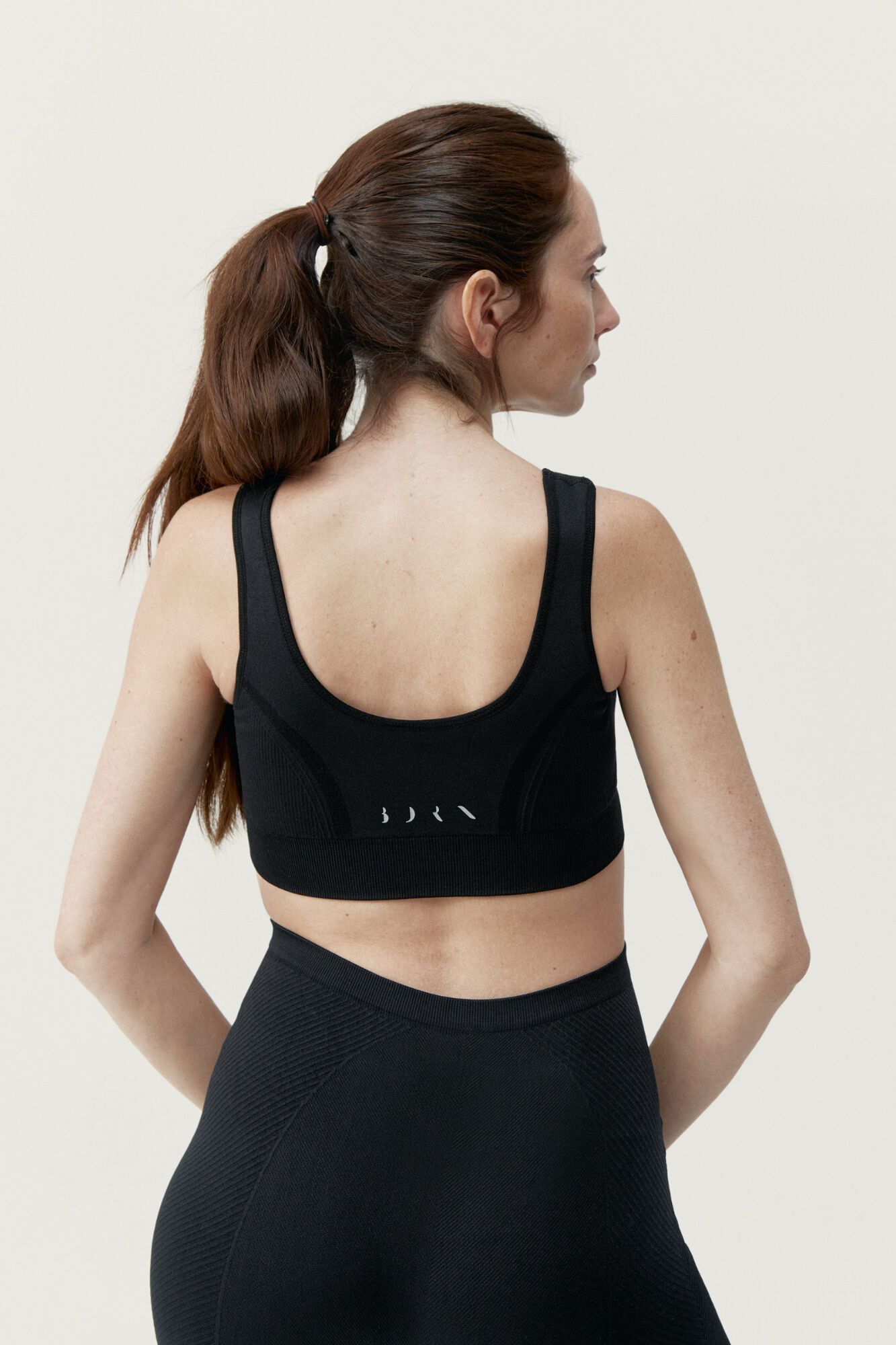 Born Living Yoga Schwarzes Top Mommy Line