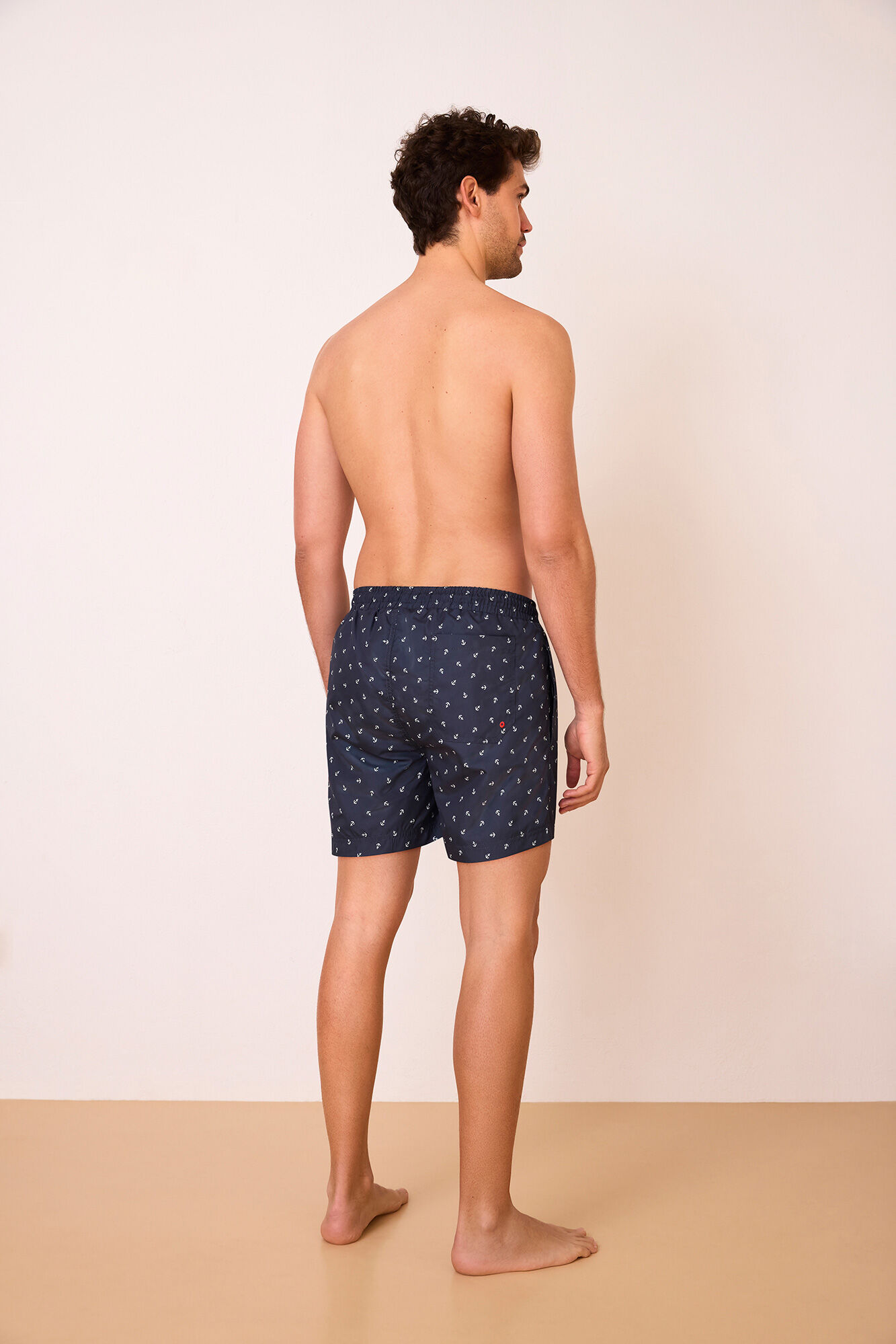 Promise Ba&ntilde;ador marinero anclas hombre