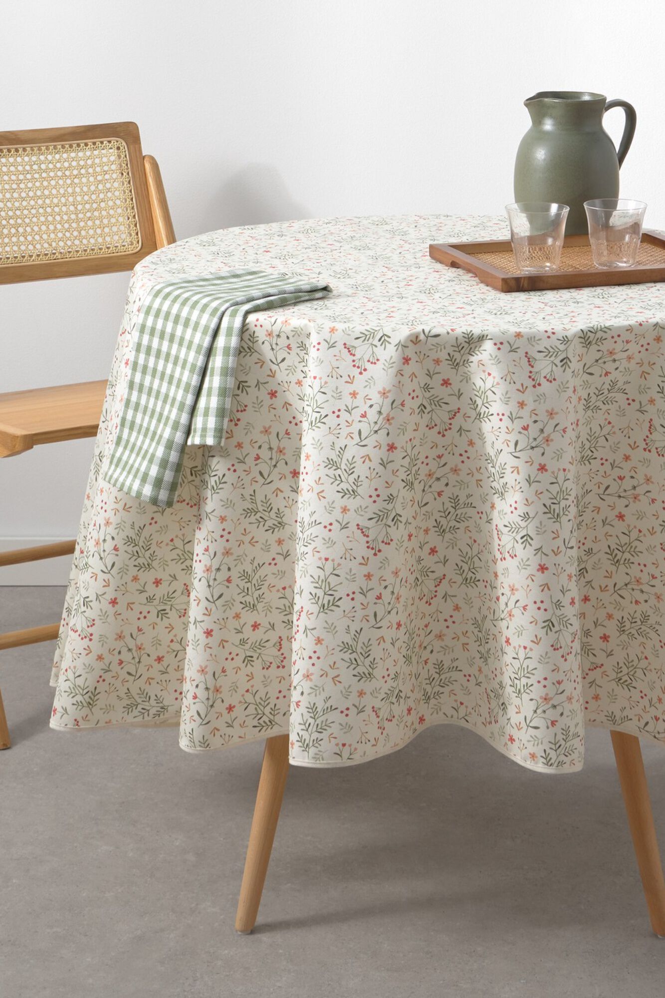 Textura Floral round resin-coated stain-resistant tablecloth