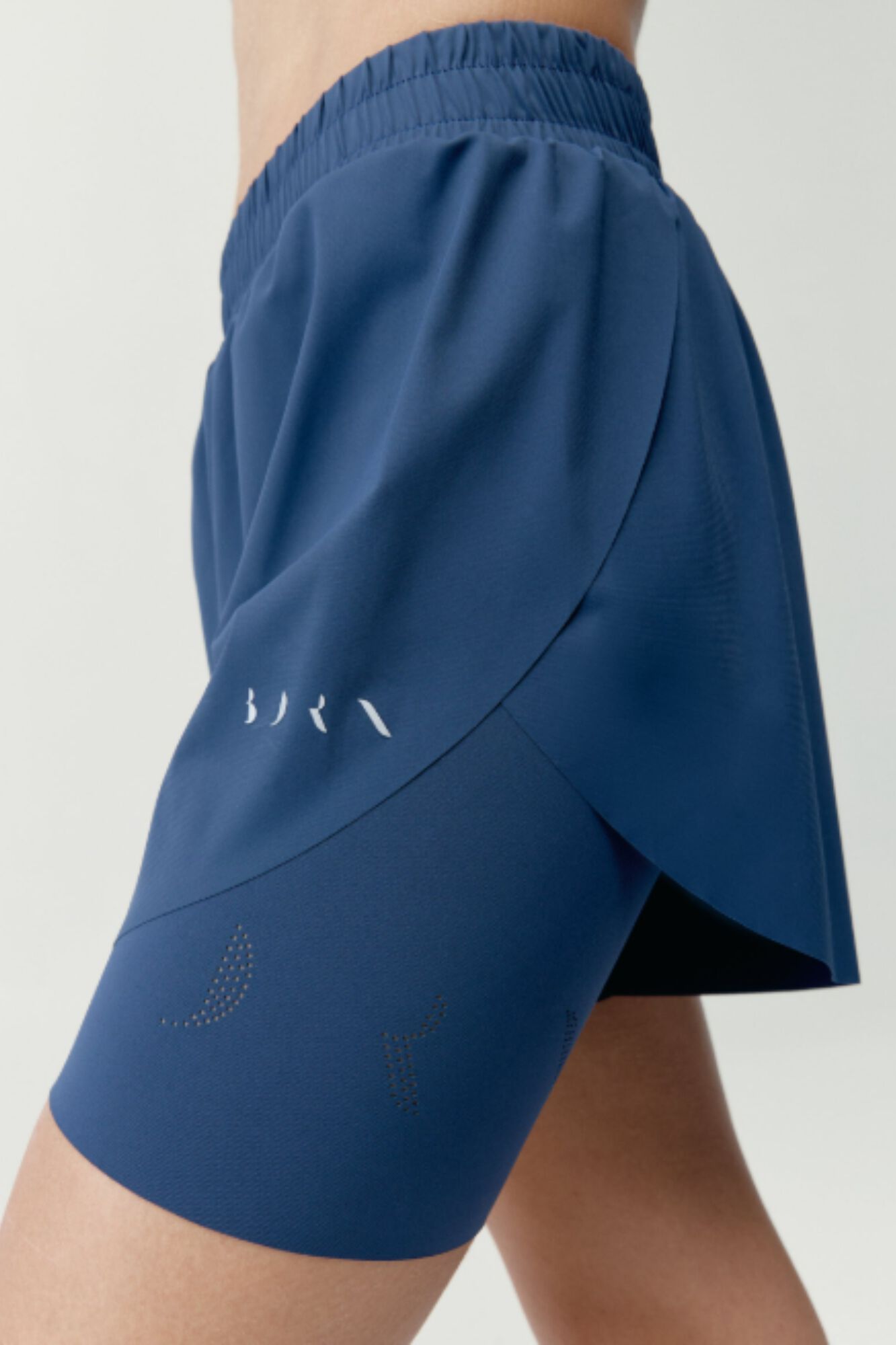 Born Living Yoga Marineblaue Sport-Shorts BIKILA