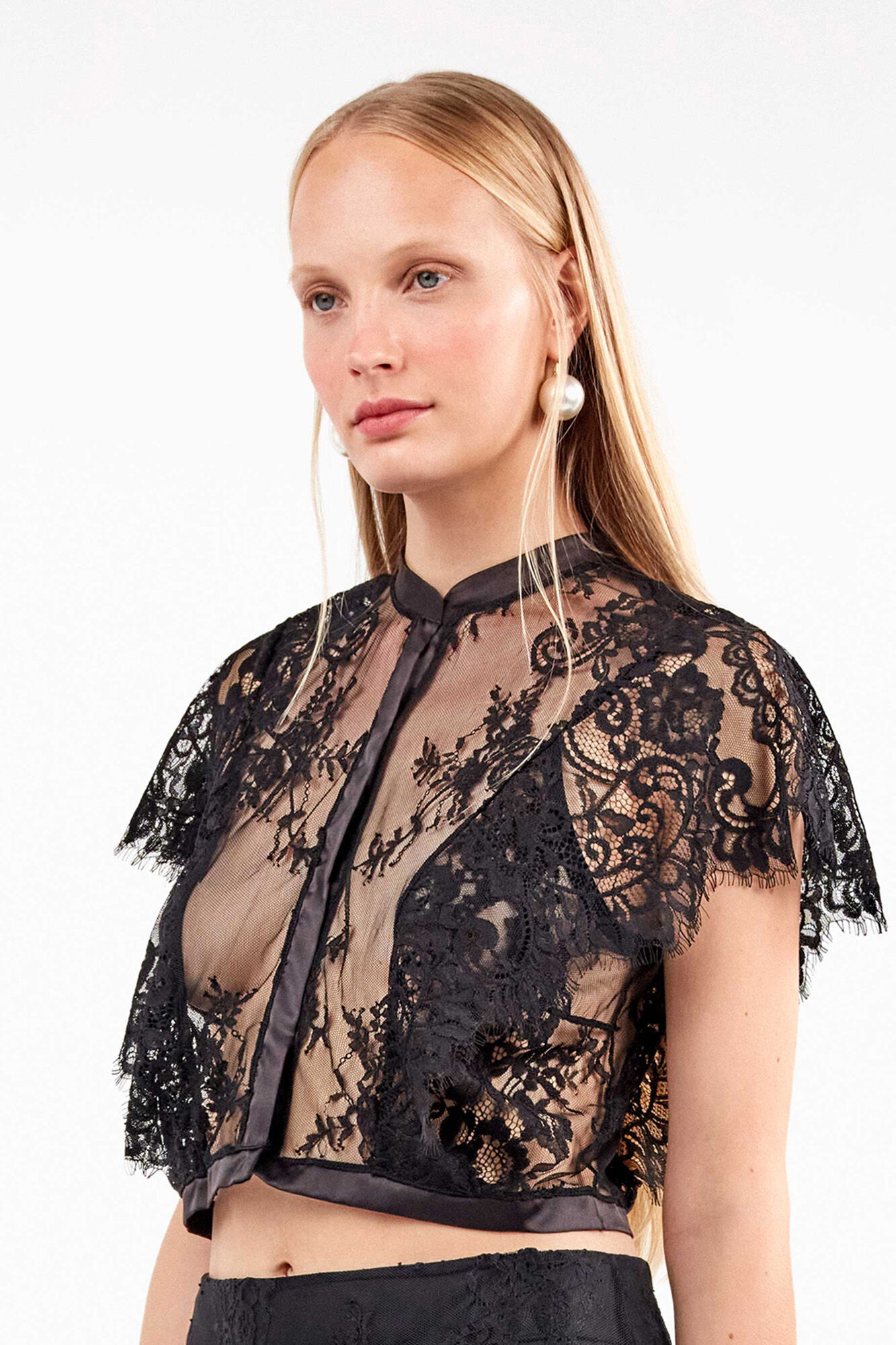 Gisela Chaqueta negro de encaje transparente con detalles elegantes