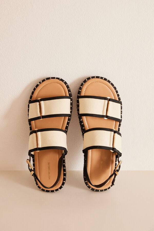 Womensecret Ravne sandale s prekriženim remencicima boje pijeska Smeđa