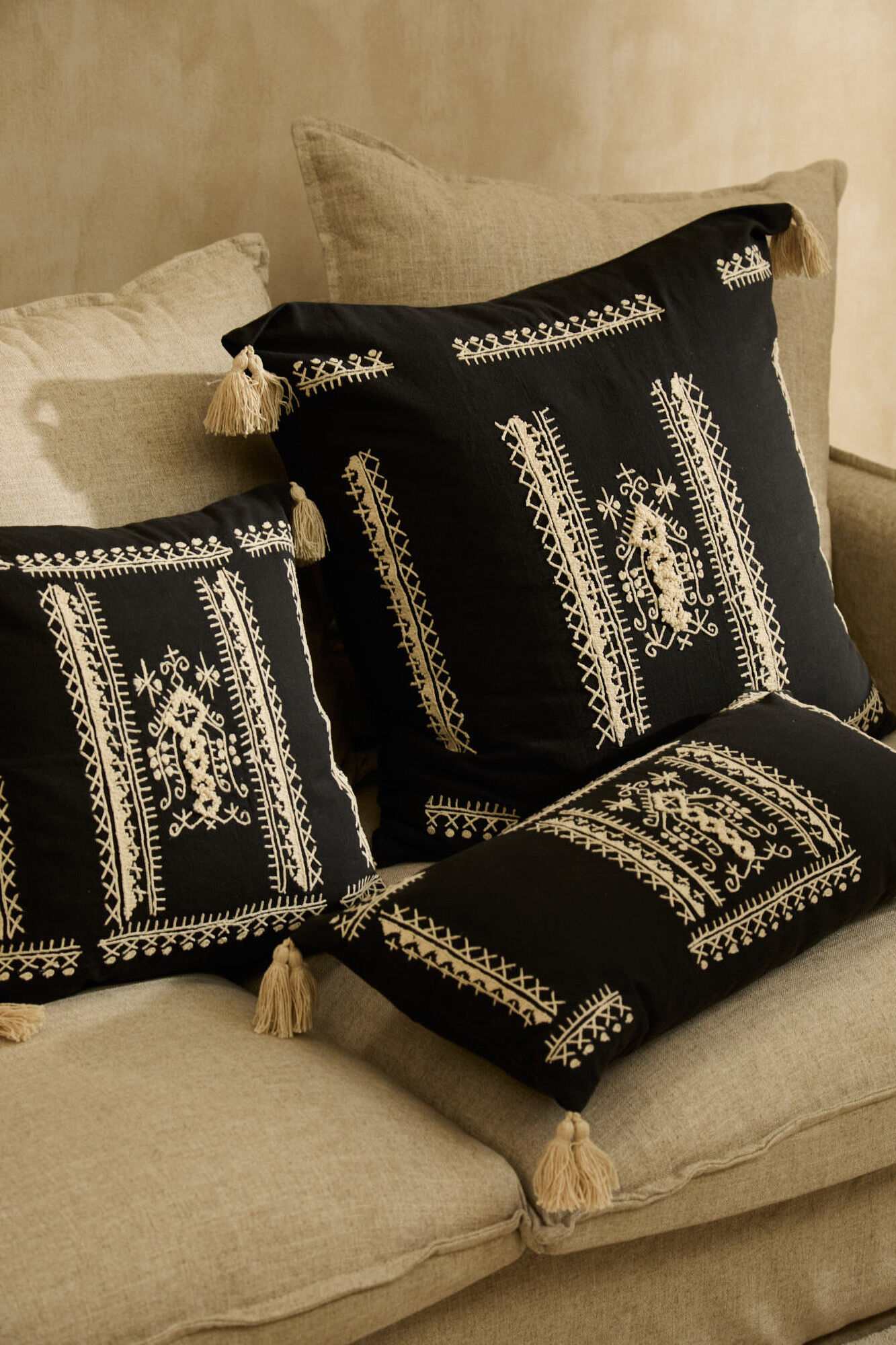 Calma House Funda de coj&iacute;n rectangular con bordado gris oscuro Traste